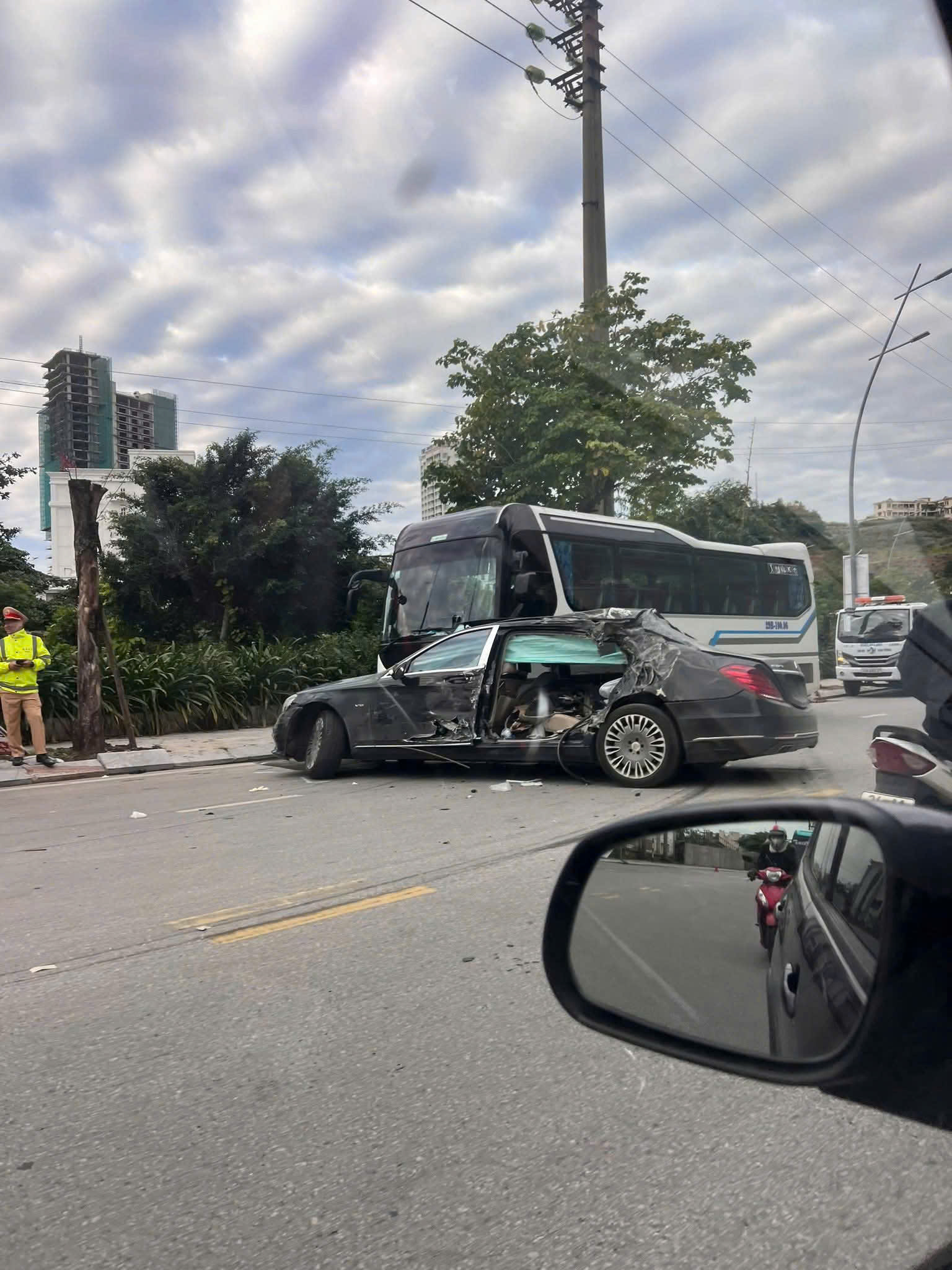 Mercedes-Maybach mất lái đâm xe khách đỗ ven đường, tài xế bất tỉnh ở Quảng Ninh- Ảnh 1. Mercedes-Maybach mất lái đâm xe khách đỗ ven đường, tài xế bất tỉnh ở Quảng Ninh- Ảnh 1.