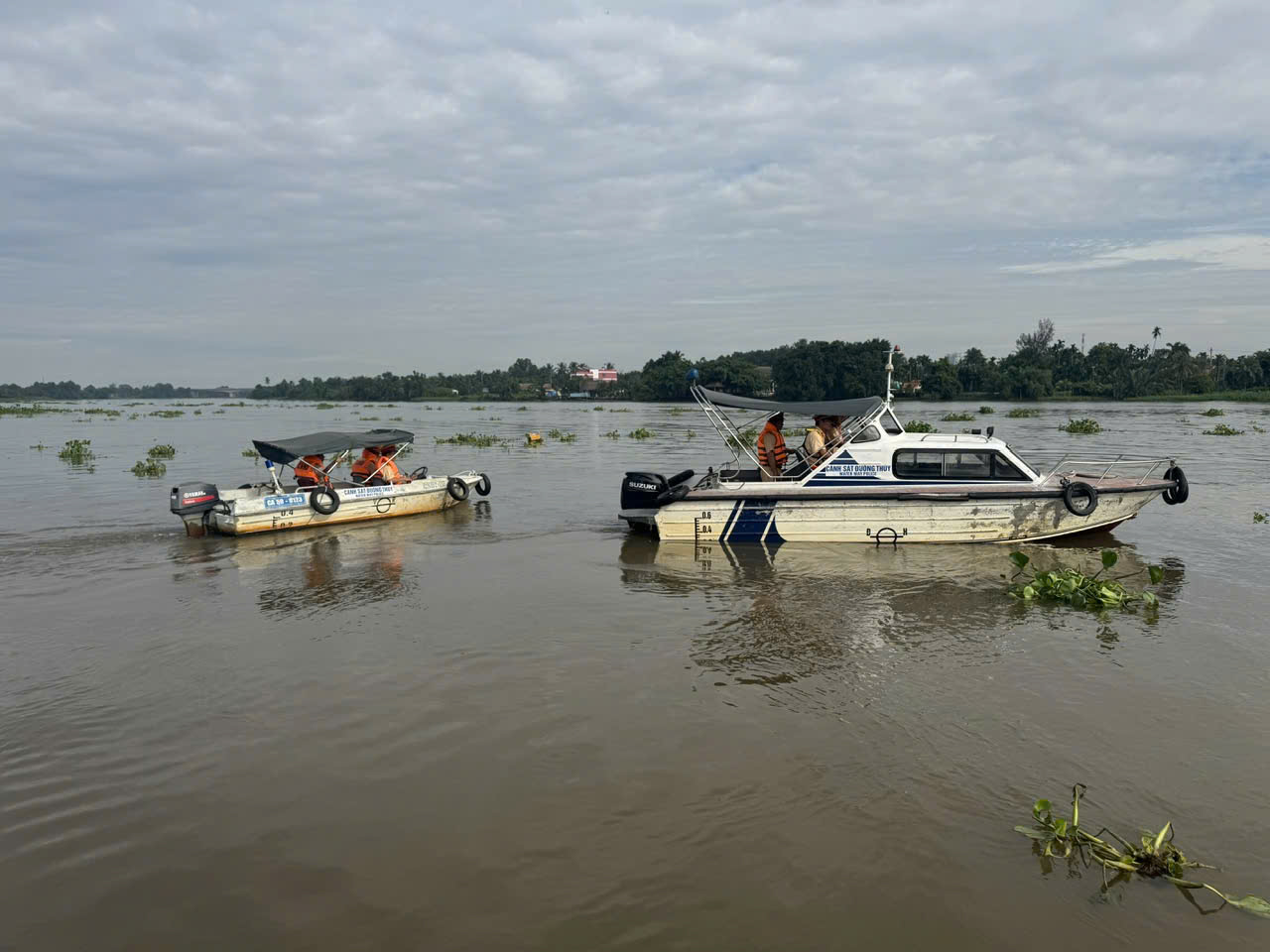 CSGT Đường thủy TP.HCM kiểm tra vi phạm đăng kiểm, nồng độ cồn- Ảnh 2. CSGT Đường thủy TP.HCM kiểm tra vi phạm đăng kiểm, nồng độ cồn- Ảnh 2.