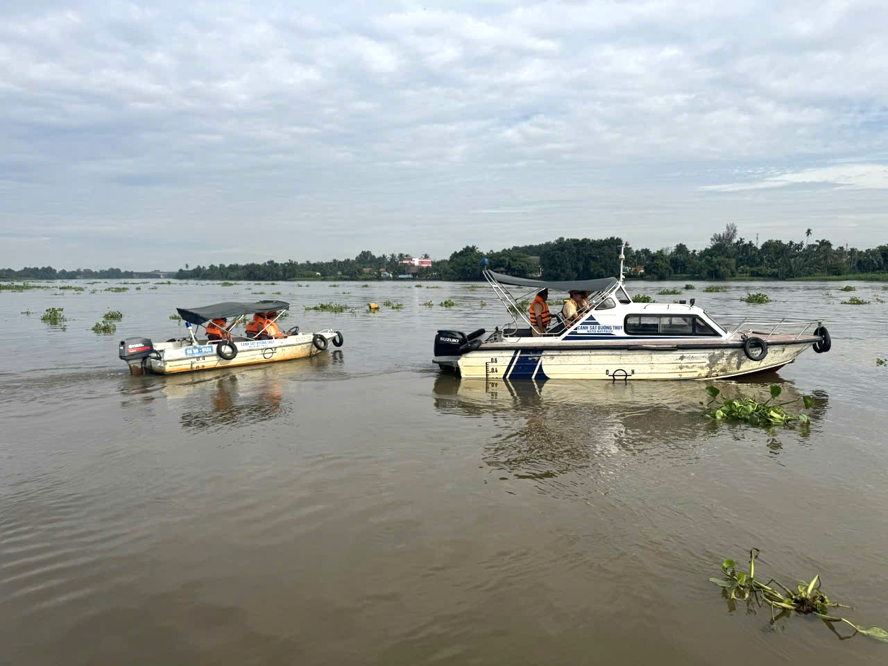 CSGT Đường thủy TP.HCM kiểm tra vi phạm đăng kiểm, nồng độ cồn- Ảnh 2.