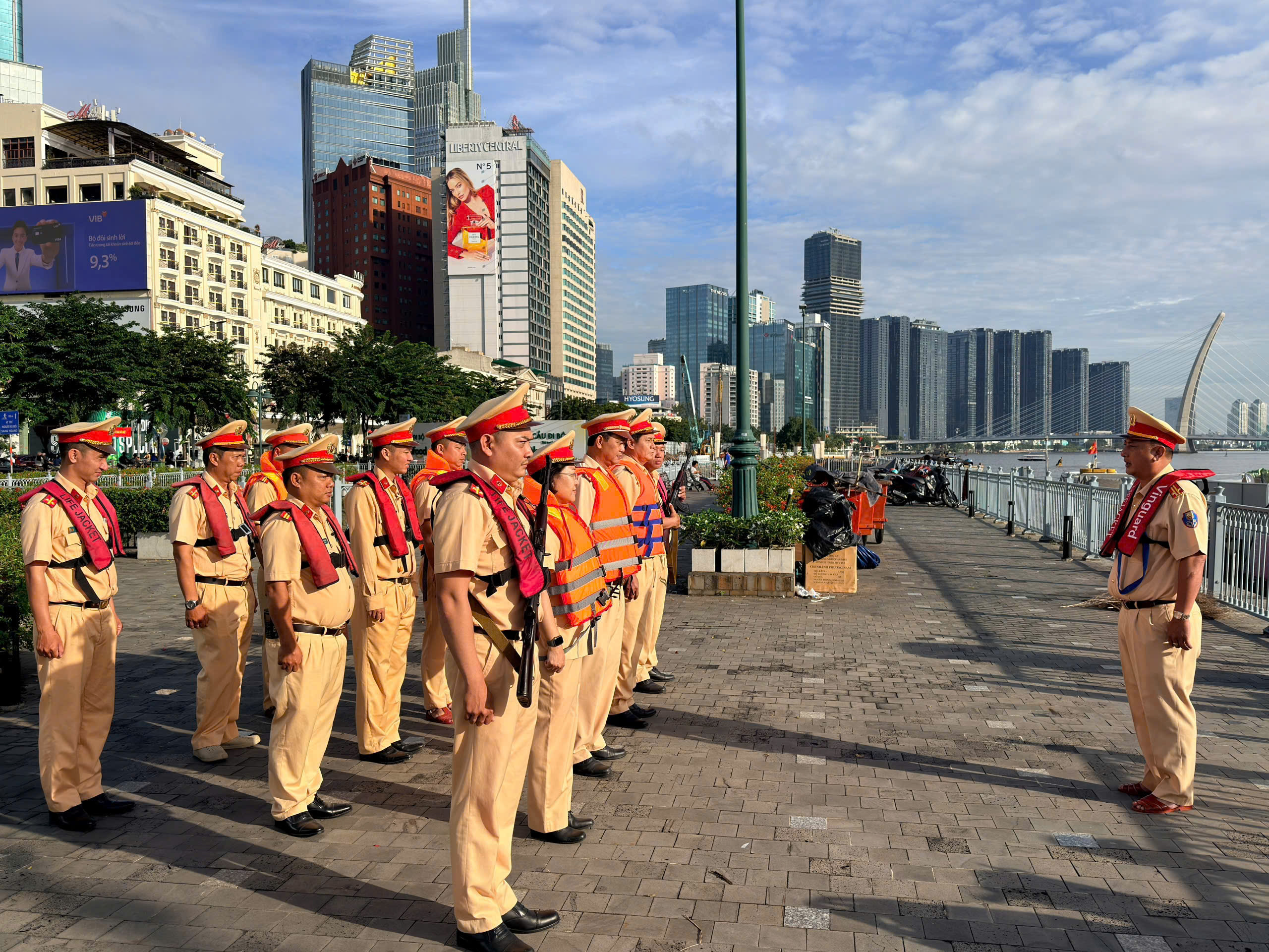 CSGT Đường thủy TP.HCM kiểm tra vi phạm đăng kiểm, nồng độ cồn- Ảnh 1.