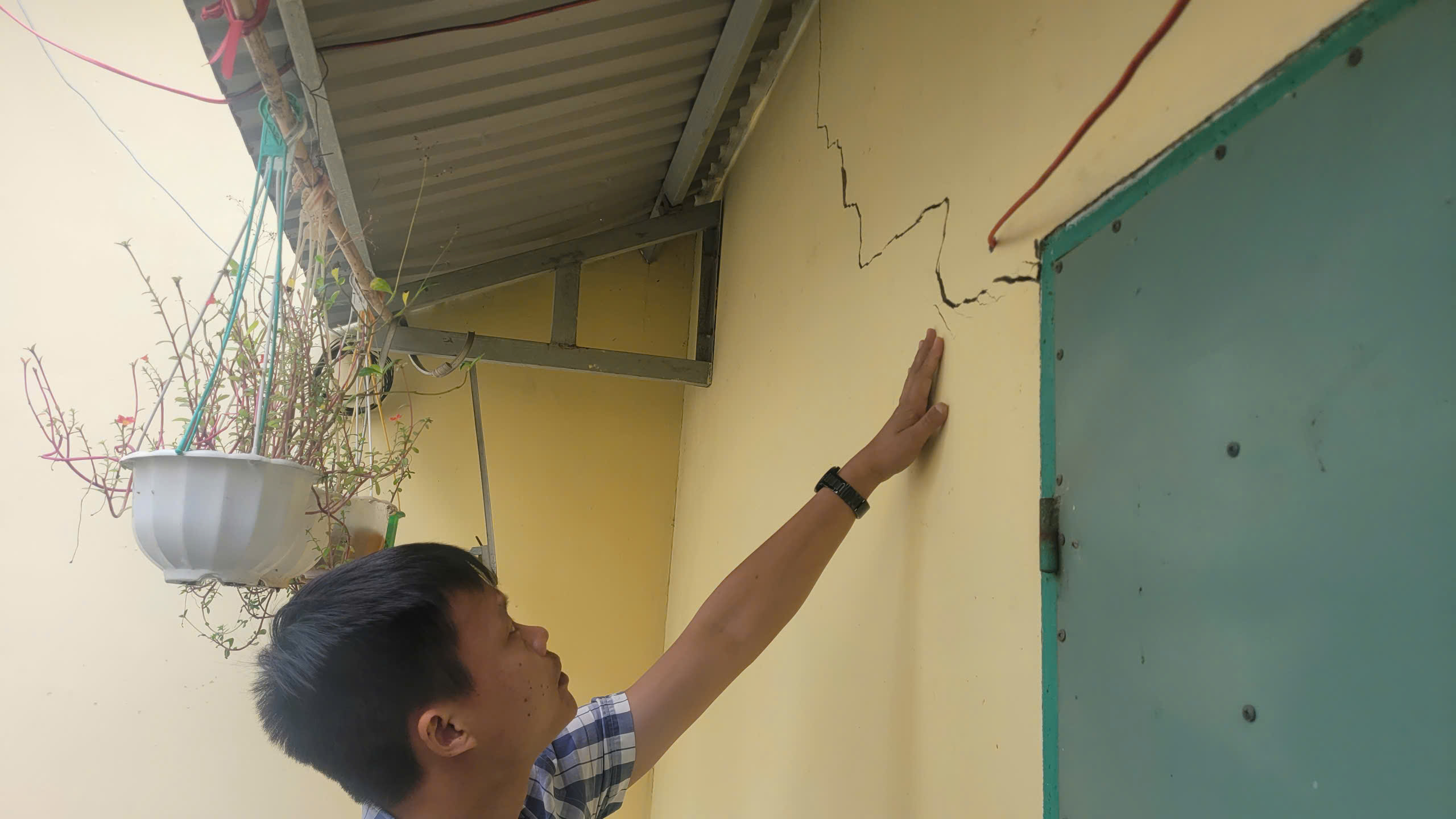 Sau tiếng nổ lớn trong lòng đất, hàng loạt trụ sở nhà dân ở Gia Lai bị nứt- Ảnh 1.