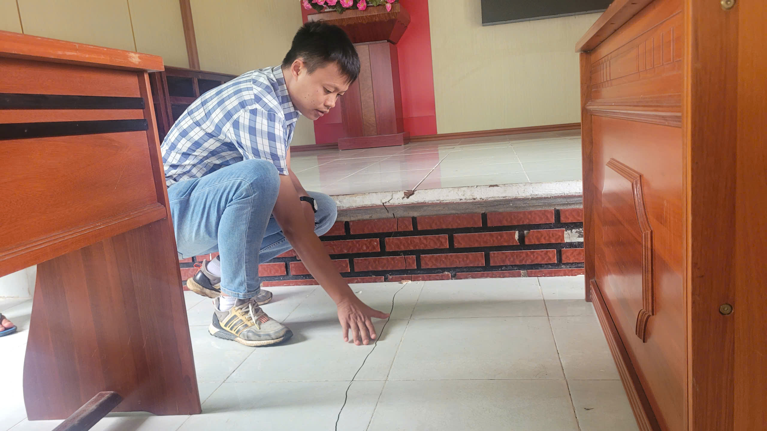 Sau tiếng nổ lớn trong lòng đất, hàng loạt trụ sở nhà dân ở Gia Lai bị nứt- Ảnh 2.