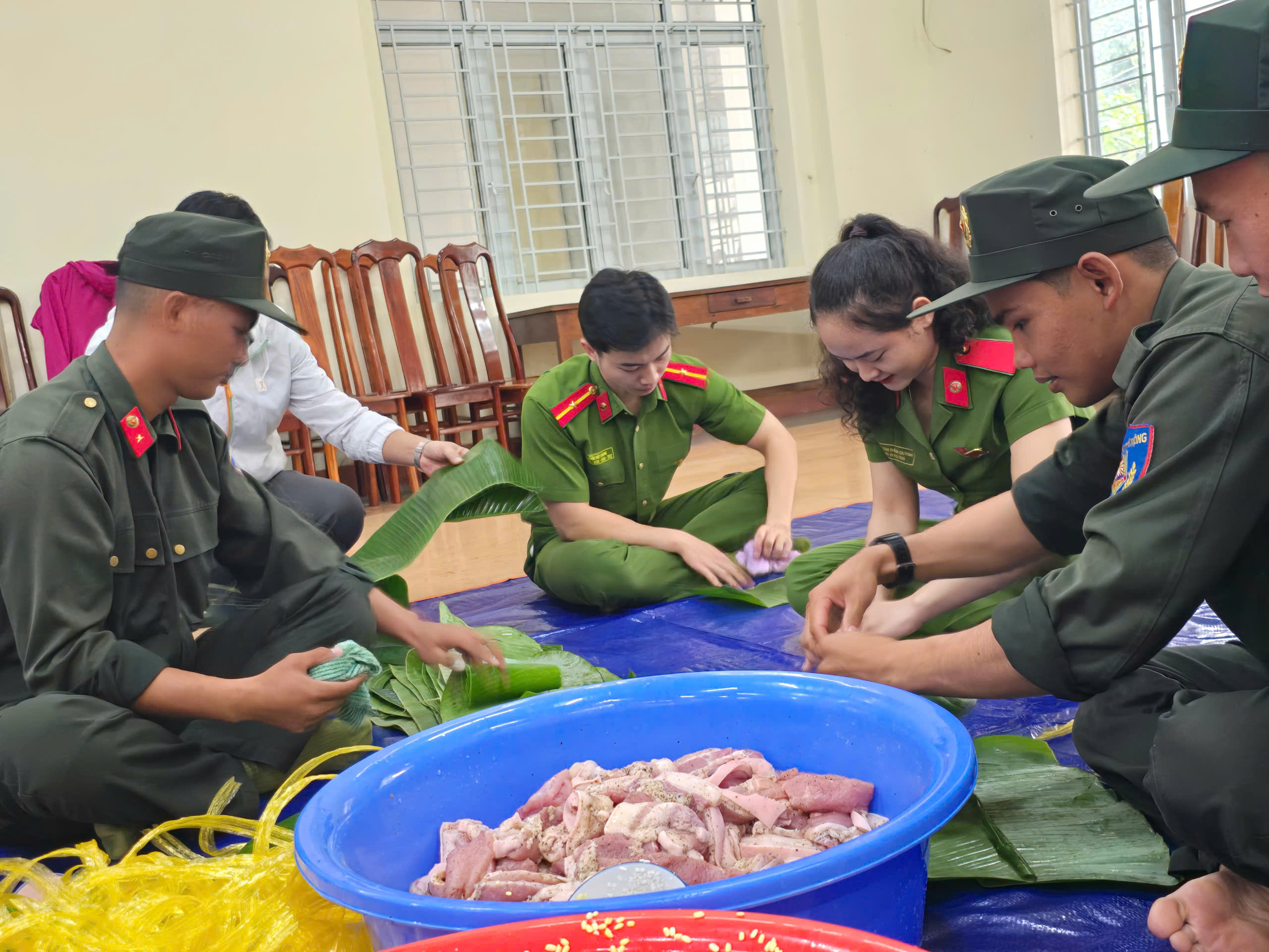 Công an, bộ đội Đắk Lắk ăn vội mì tôm giữa nước lũ, dầm mình cứu người dân- Ảnh 13.