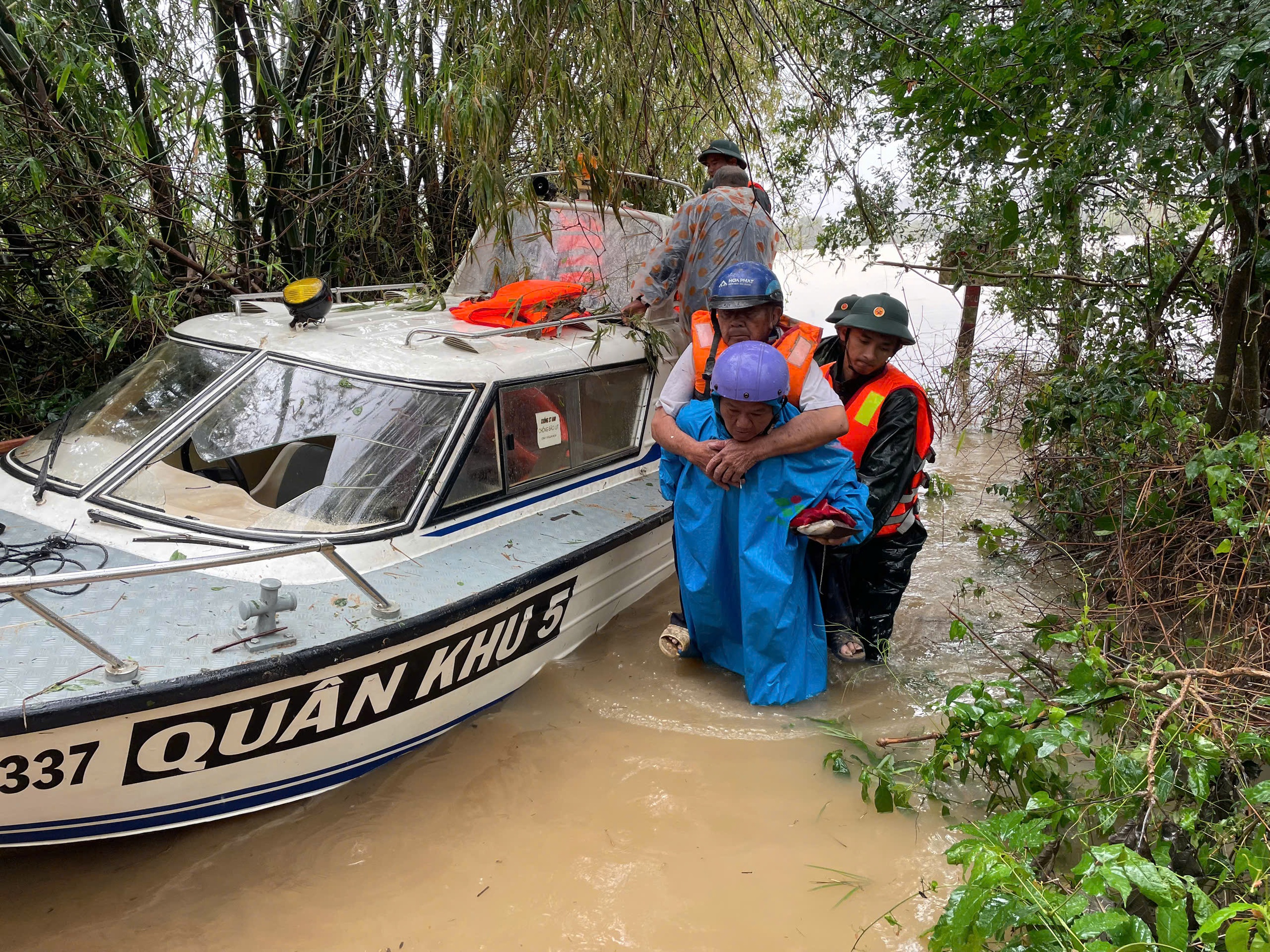 Công an, bộ đội Đắk Lắk ăn vội mì tôm giữa nước lũ, dầm mình cứu người dân- Ảnh 9.