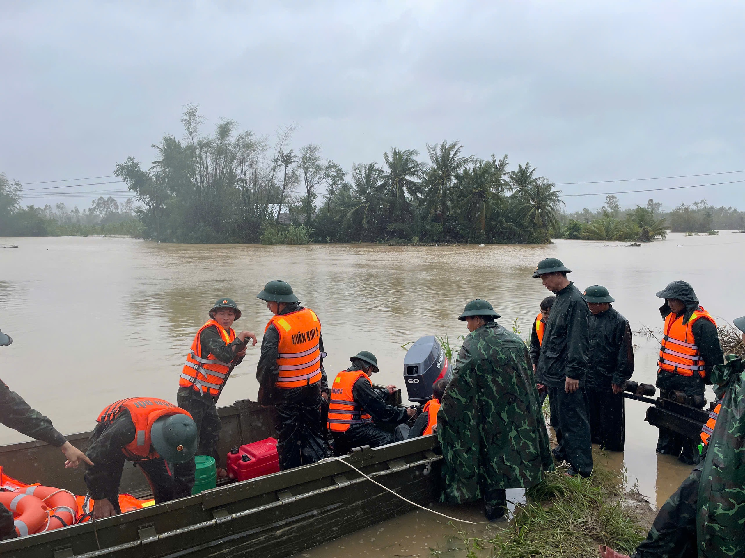 Công an, bộ đội Đắk Lắk ăn vội mì tôm giữa nước lũ, dầm mình cứu người dân- Ảnh 8.
