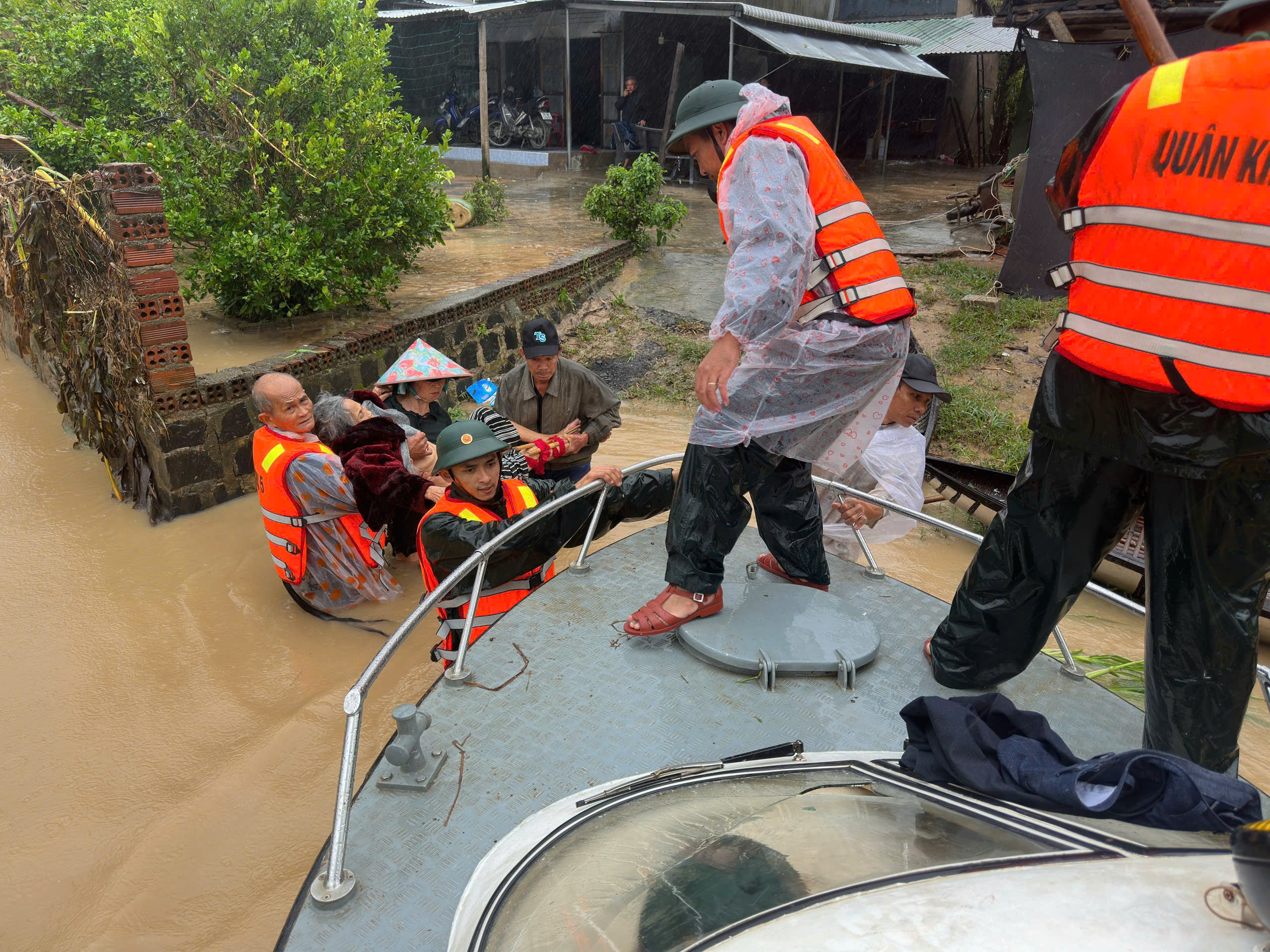 Công an, bộ đội Đắk Lắk ăn vội mì tôm giữa nước lũ, dầm mình cứu người dân- Ảnh 10.