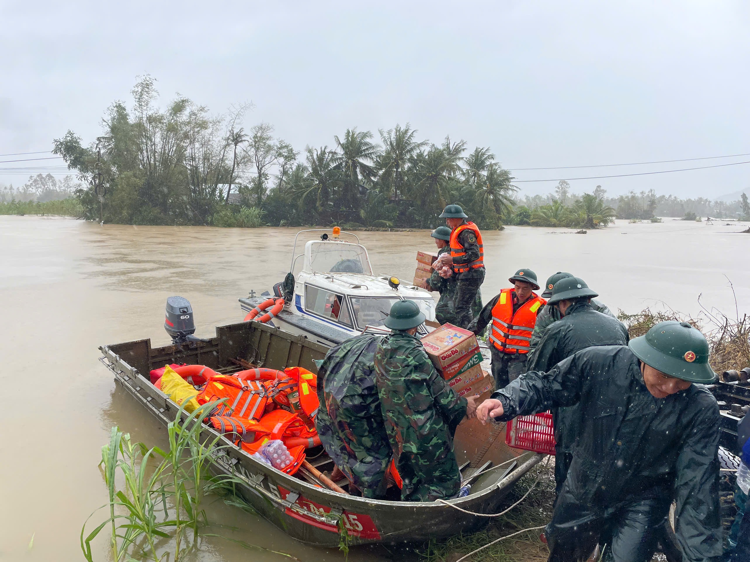 Công an, bộ đội Đắk Lắk ăn vội mì tôm giữa nước lũ, dầm mình cứu người dân- Ảnh 11.