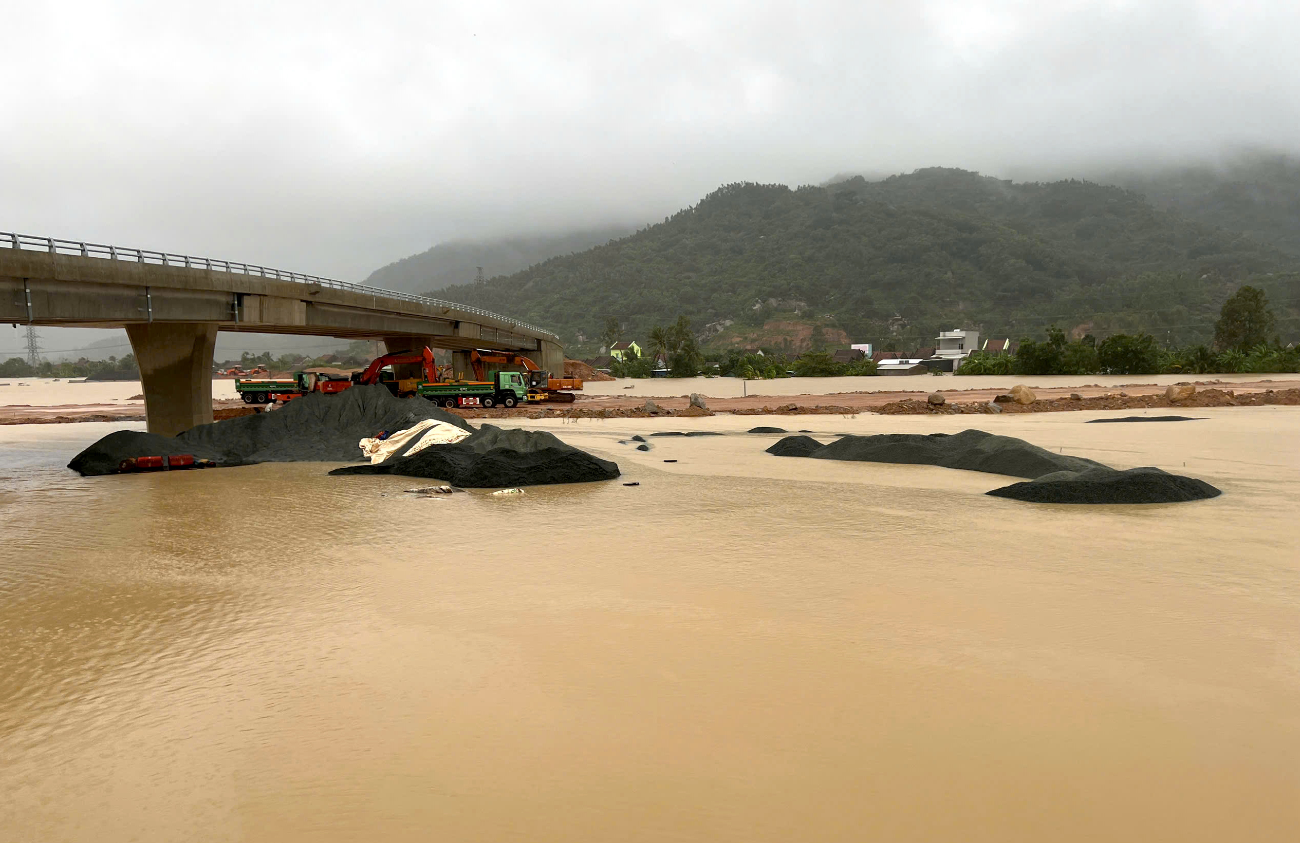 40 công nhân cao tốc bị cô lập giữa lũ dữ: Nước lên quá nhanh, chia nhau từng gói mì tôm- Ảnh 2.