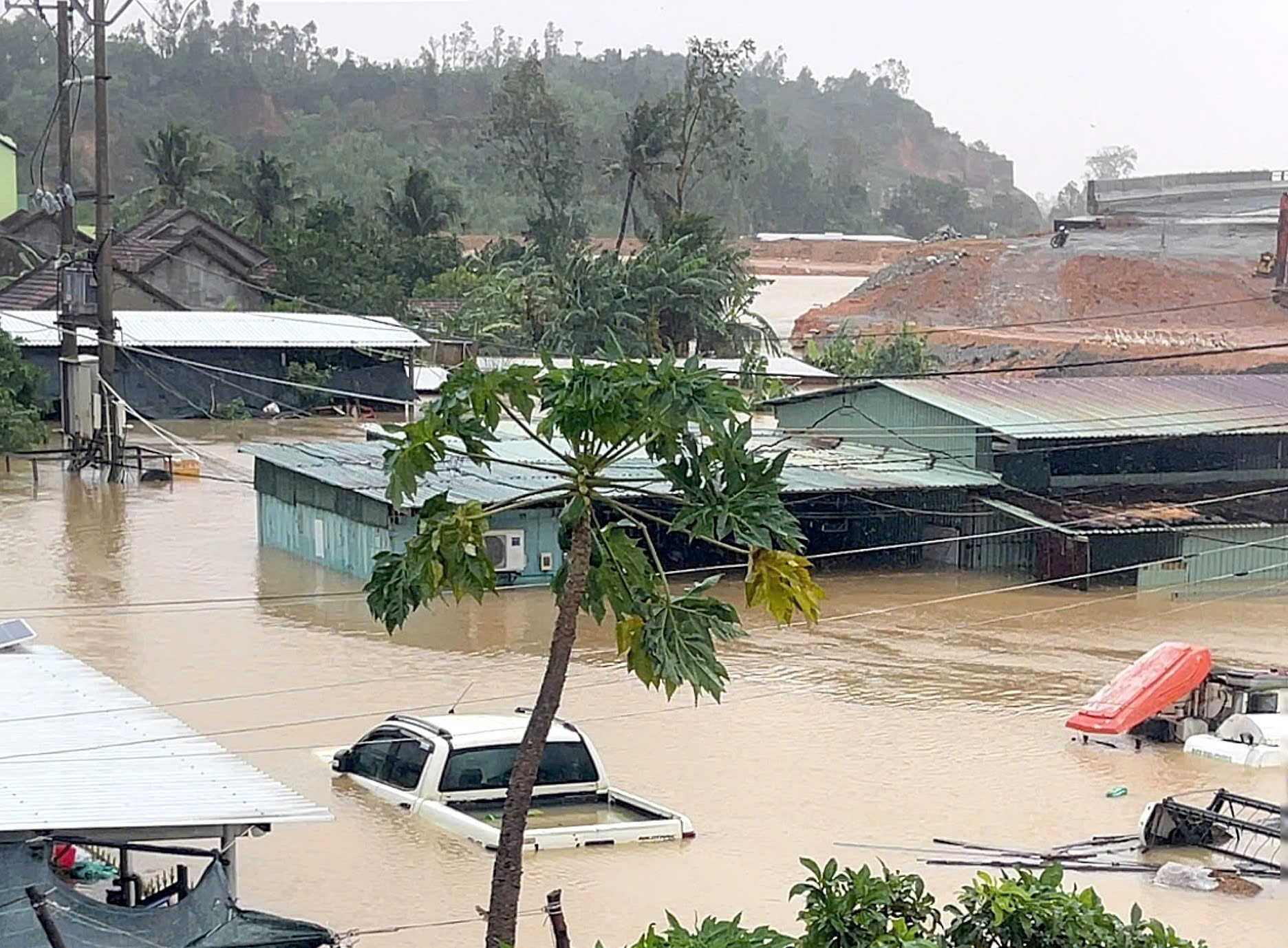 Mưa lũ tại miền Trung: 40 công nhân mắc kẹt ở công trường cao tốc Chí Thạnh - Vân Phong- Ảnh 1.