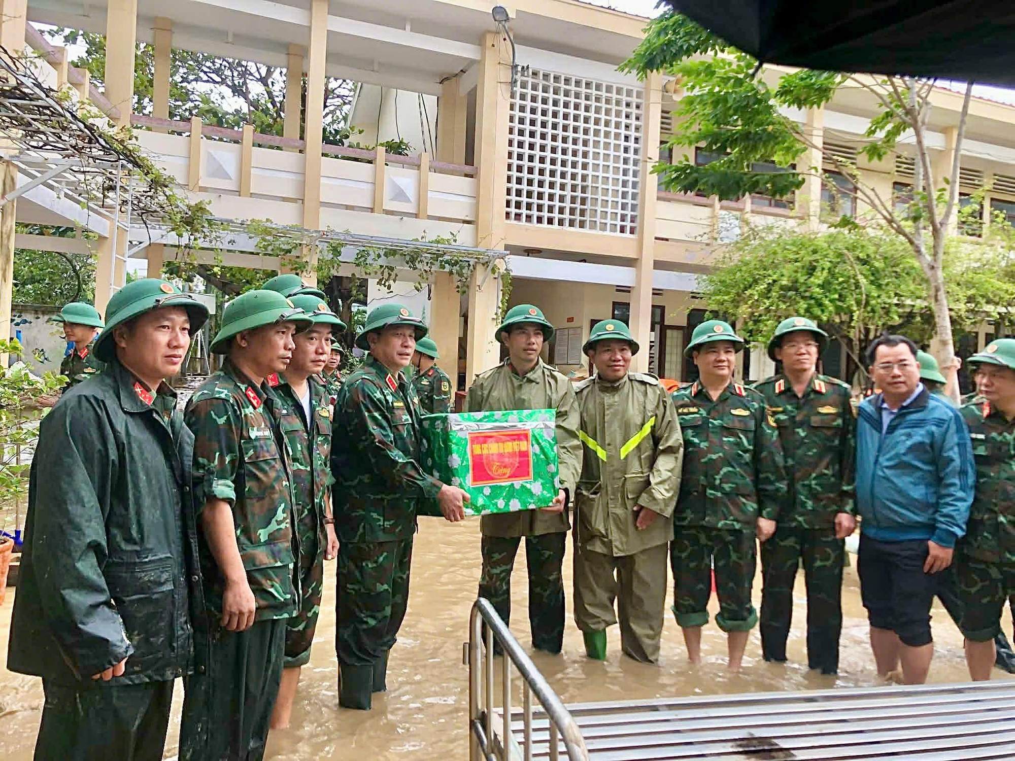 Mưa lũ tại miền Trung: 40 công nhân mắc kẹt ở công trường cao tốc Chí Thạnh - Vân Phong- Ảnh 10.