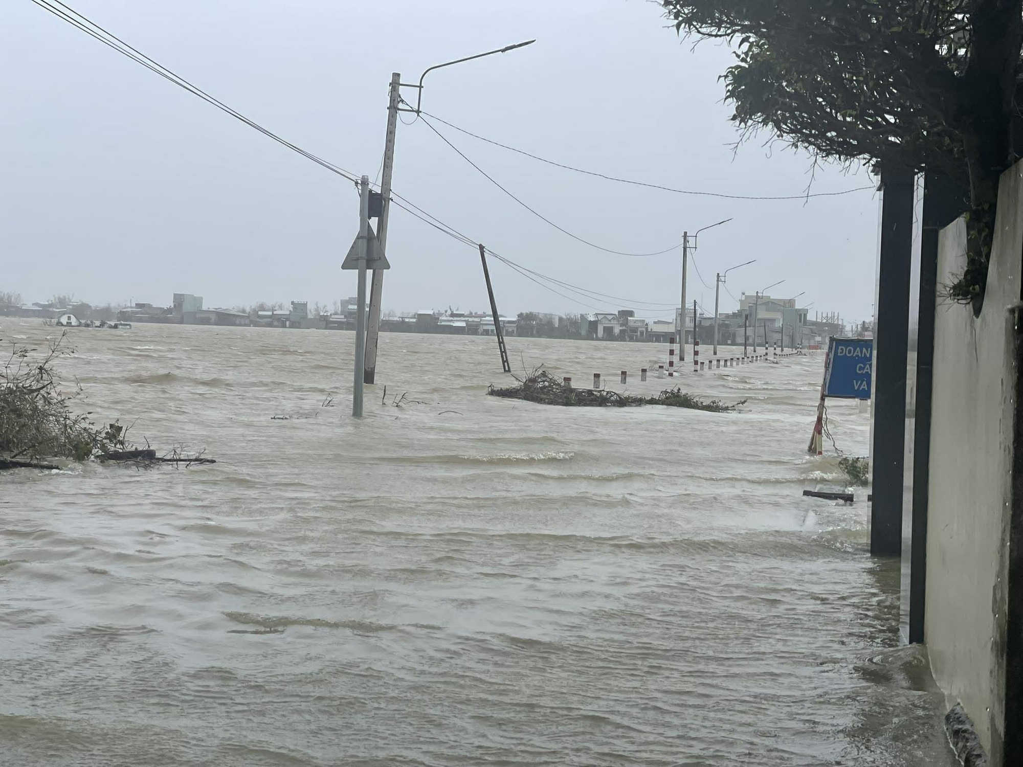 Mưa lũ tại miền Trung: 40 công nhân mắc kẹt ở công trường cao tốc Chí Thạnh - Vân Phong- Ảnh 9.