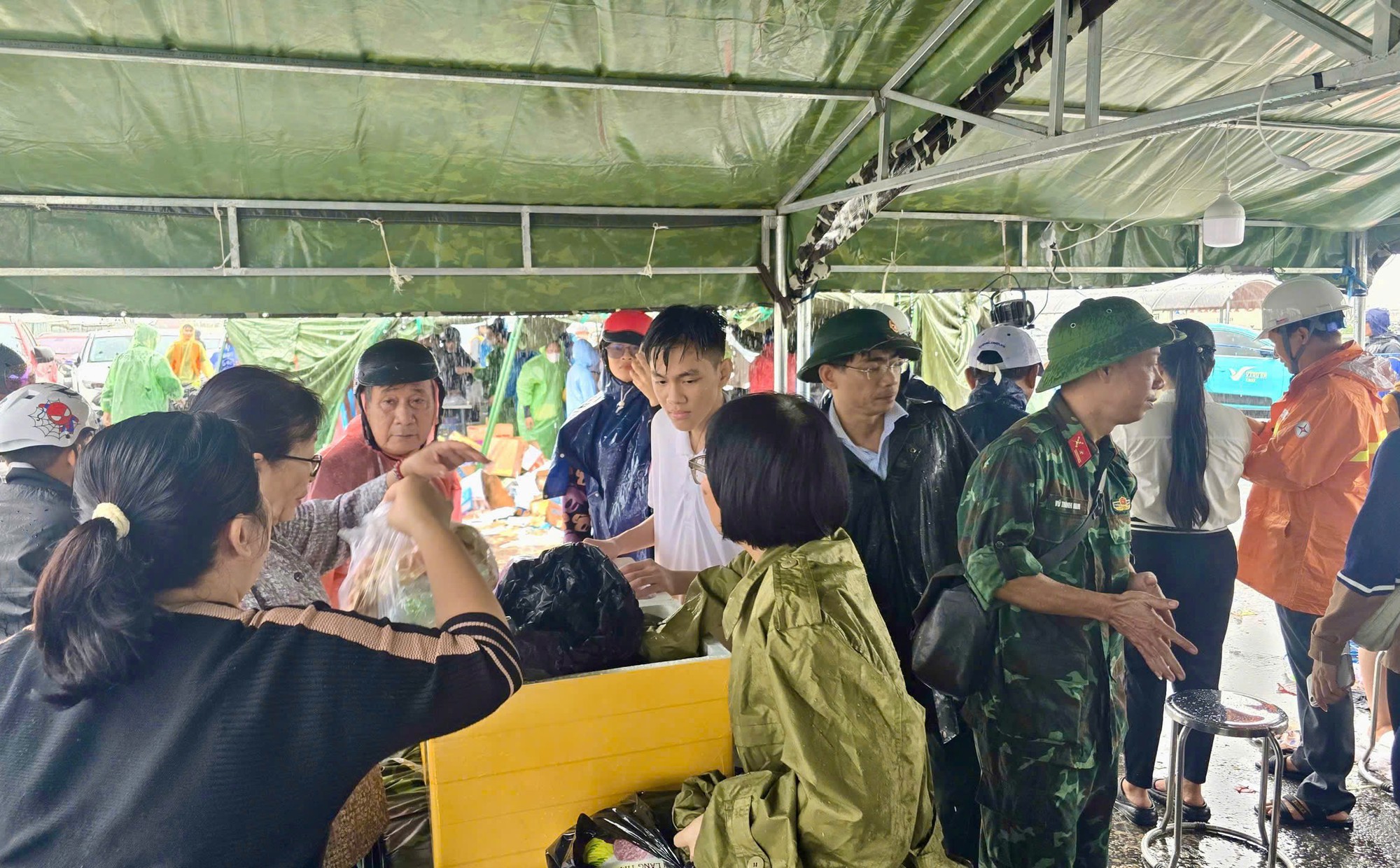 Mưa lũ tại miền Trung: 40 công nhân mắc kẹt ở công trường cao tốc Chí Thạnh - Vân Phong- Ảnh 6.