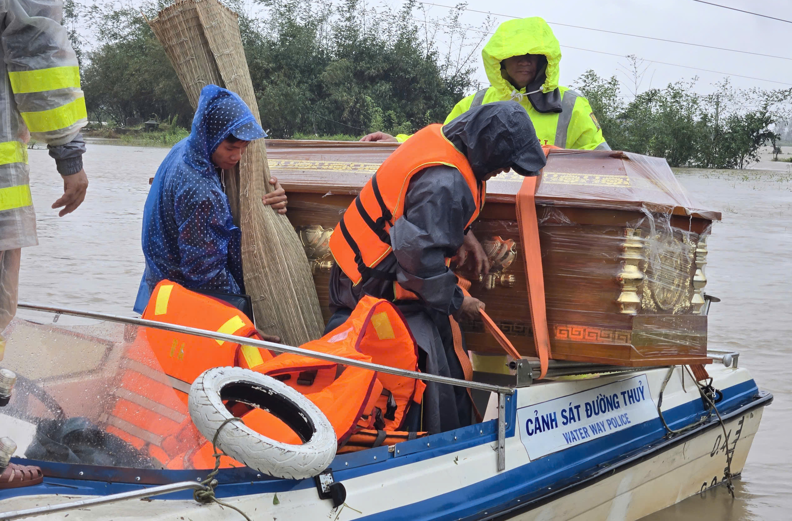 CSGT Đắk Lắk vượt lũ chuyển quan tài để lo hậu sự cho cháu bé- Ảnh 2.