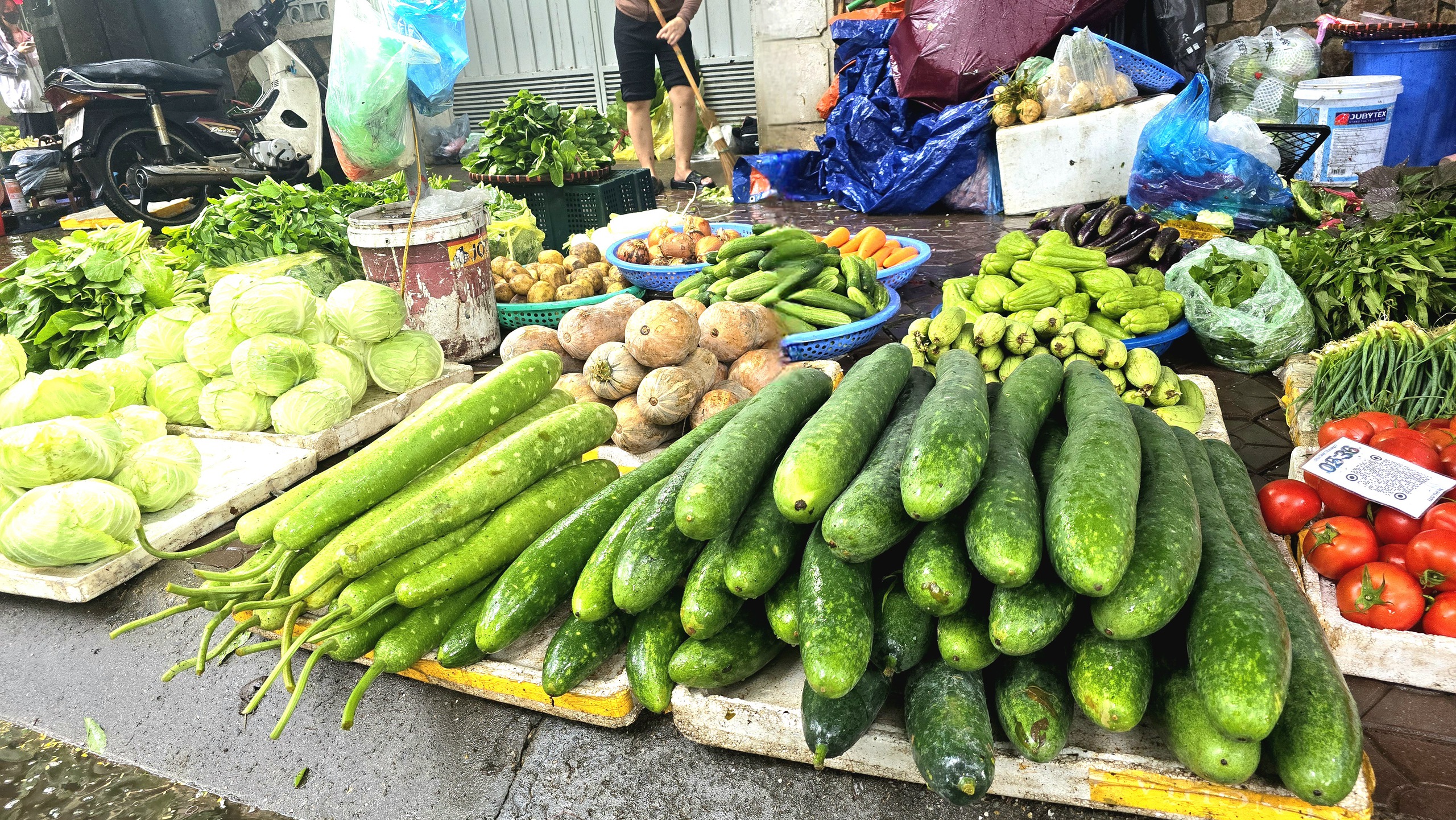 Giá rau tăng theo cấp số nhân, cà chua đắt đỏ chưa từng thấy- Ảnh 2.