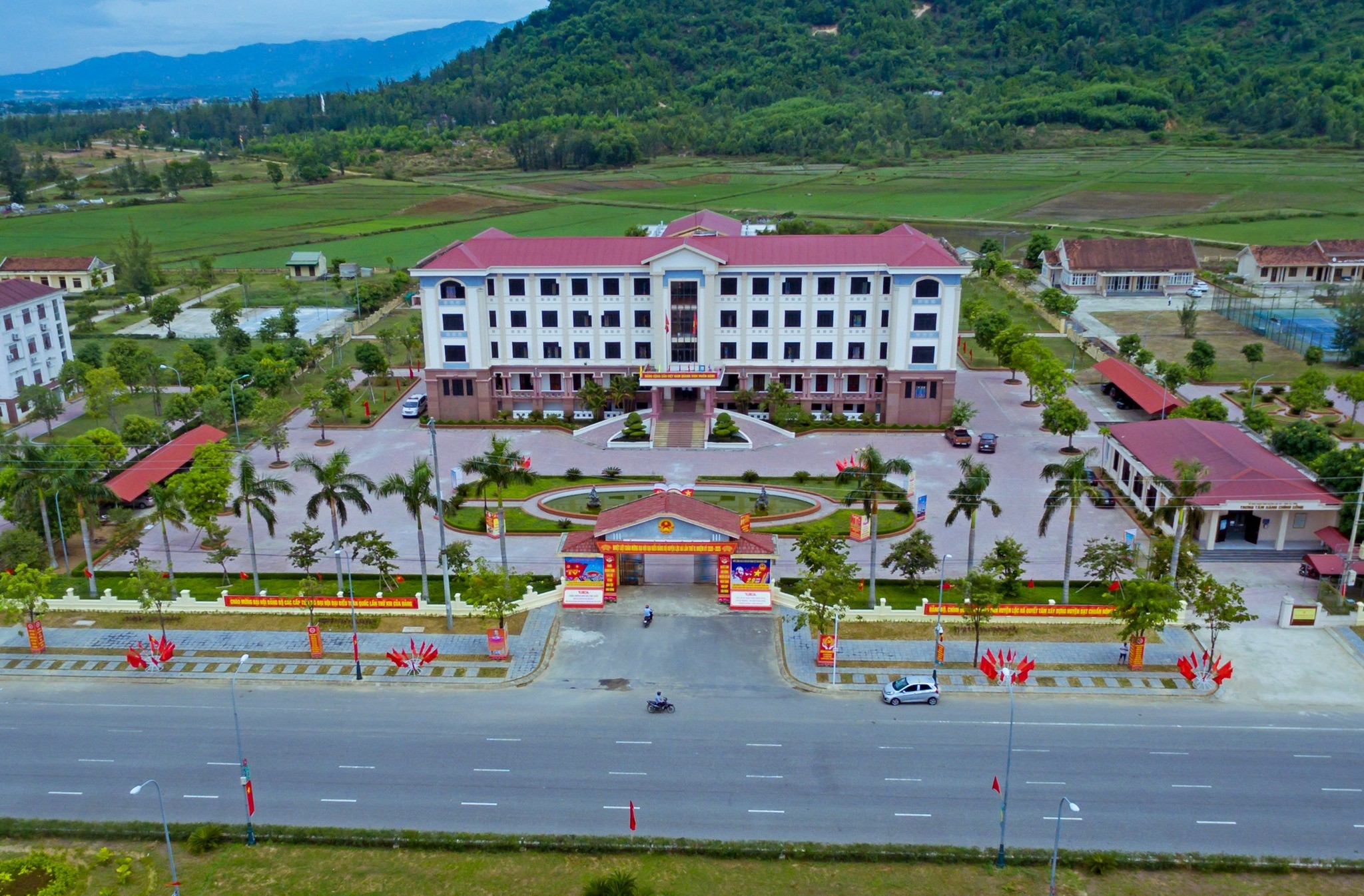 Hà Tĩnh gỡ vướng mắc, xử lý dứt điểm 96 cơ sở nhà, đất dôi dư sau sáp nhập- Ảnh 2.