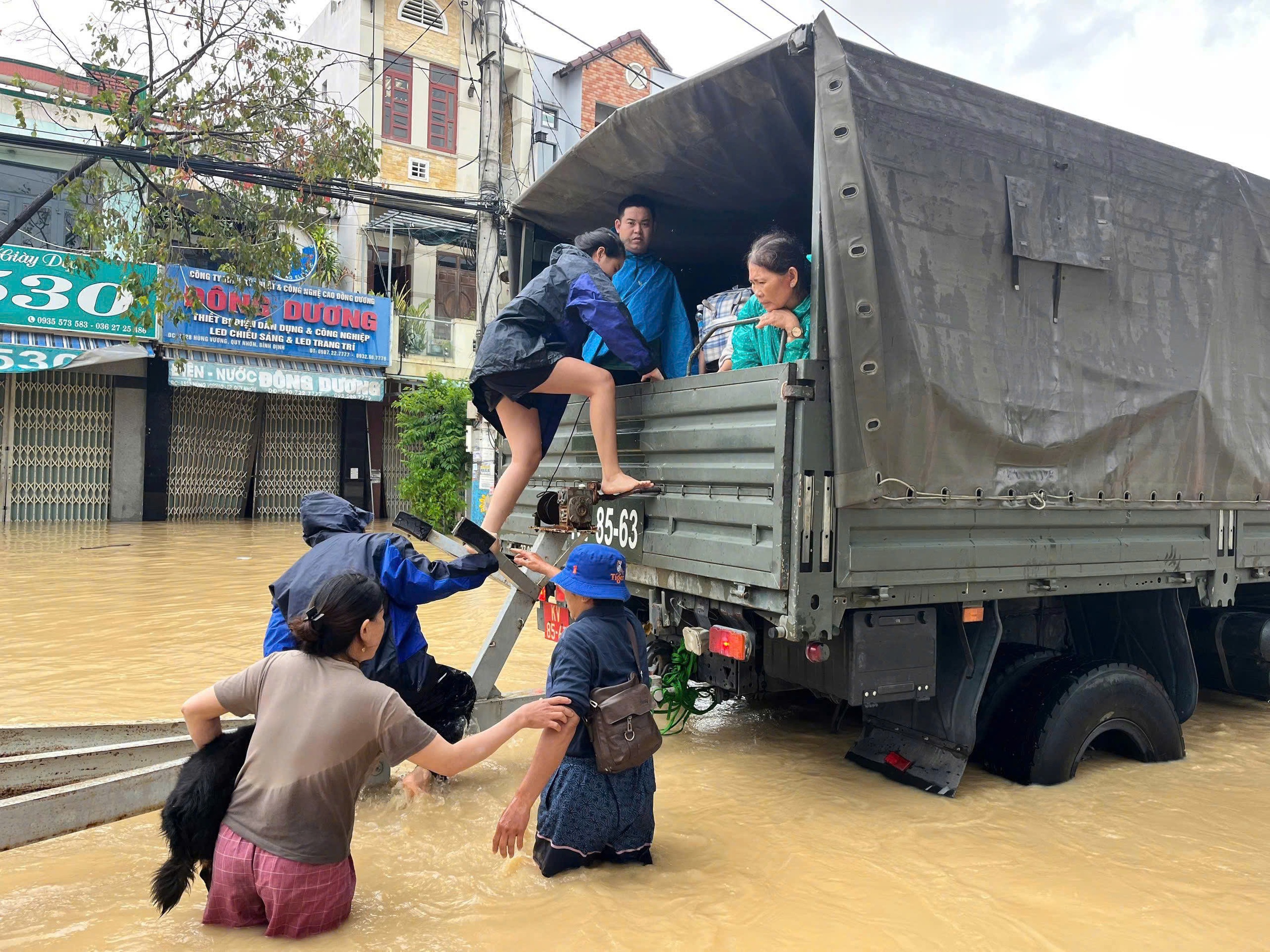 Mưa lũ tại miền Trung, phương tiện vào Nam và lên Tây Nguyên theo hướng nào?- Ảnh 1.
