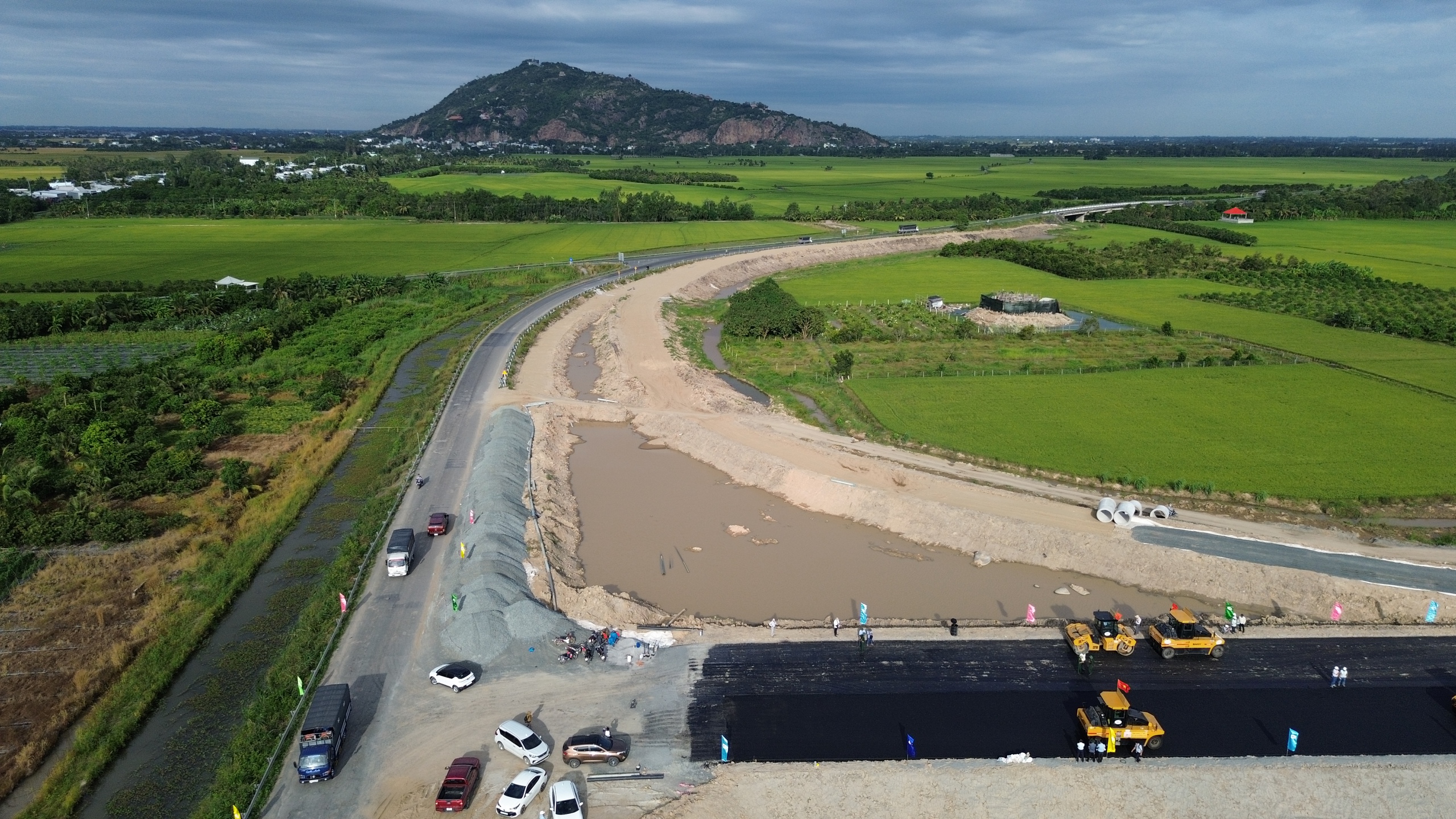 Thảm 400m nhựa đầu tiên trên cao tốc Châu Đốc - Cần Thơ - Sóc Trăng- Ảnh 8.