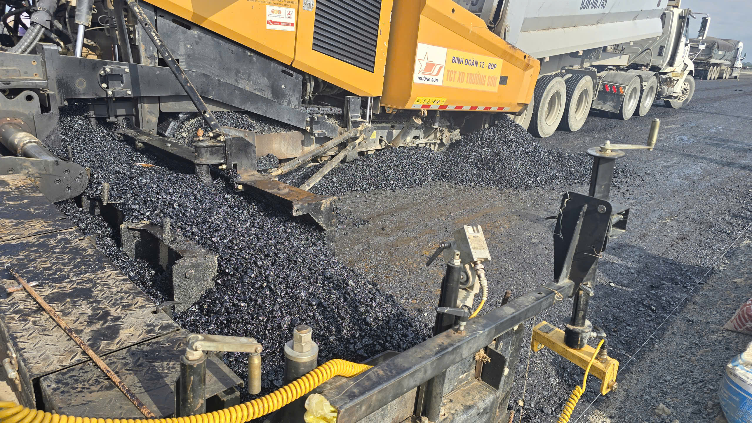 Thảm 400m nhựa đầu tiên trên cao tốc Châu Đốc - Cần Thơ - Sóc Trăng- Ảnh 5.