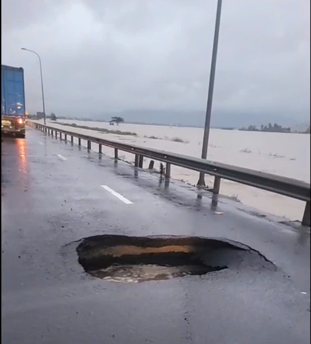 Mưa lũ tại miền Trung: Cứu hộ th&agrave;nh c&ocirc;ng hơn 40 c&ocirc;ng nh&acirc;n cao tốc bị c&ocirc; lập giữa lũ- Ảnh 3.