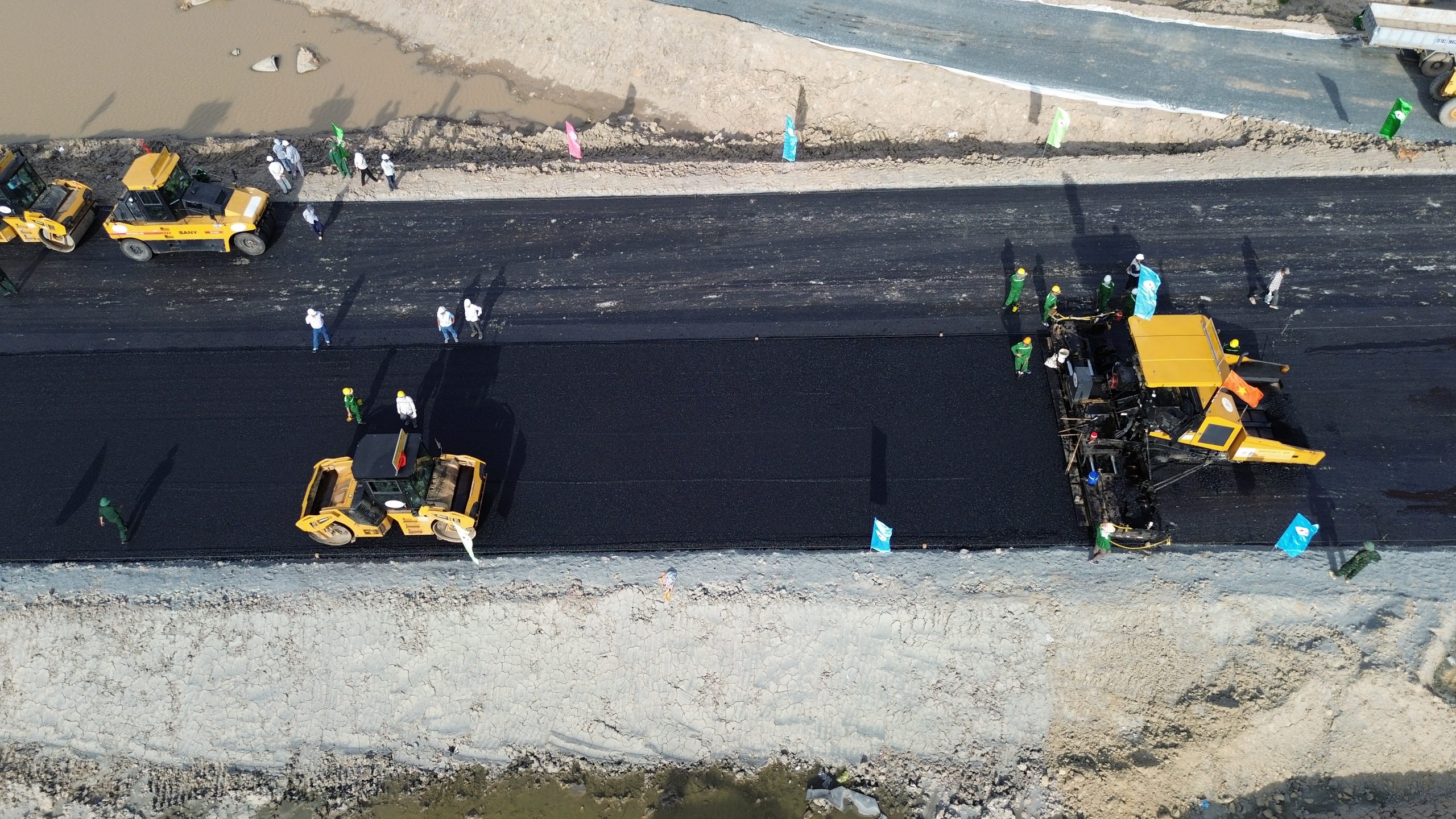 Thảm 400m nhựa đầu tiên trên cao tốc Châu Đốc - Cần Thơ - Sóc Trăng- Ảnh 3.