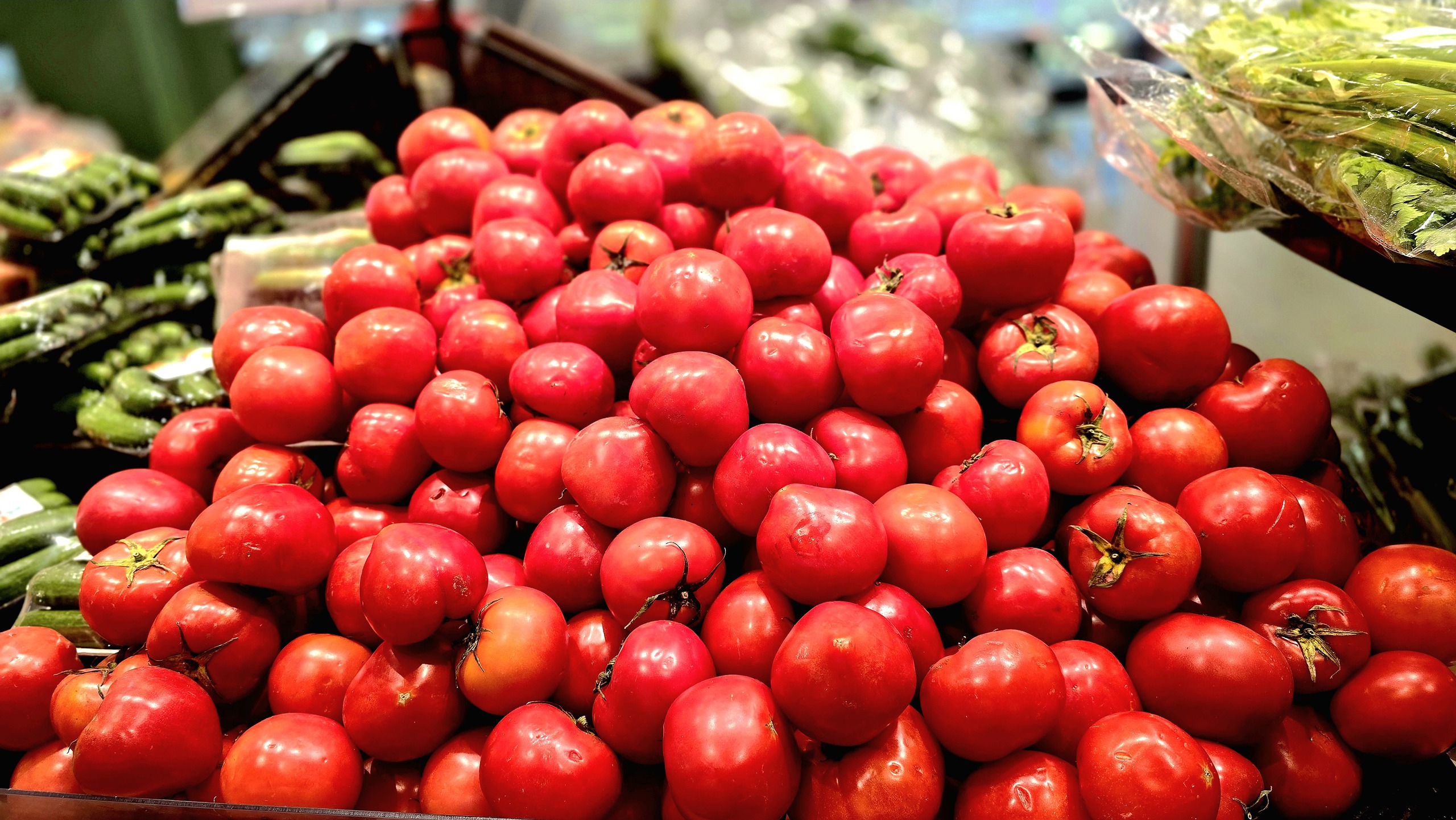 Giá rau tăng theo cấp số nhân, cà chua đắt đỏ chưa từng thấy- Ảnh 1.