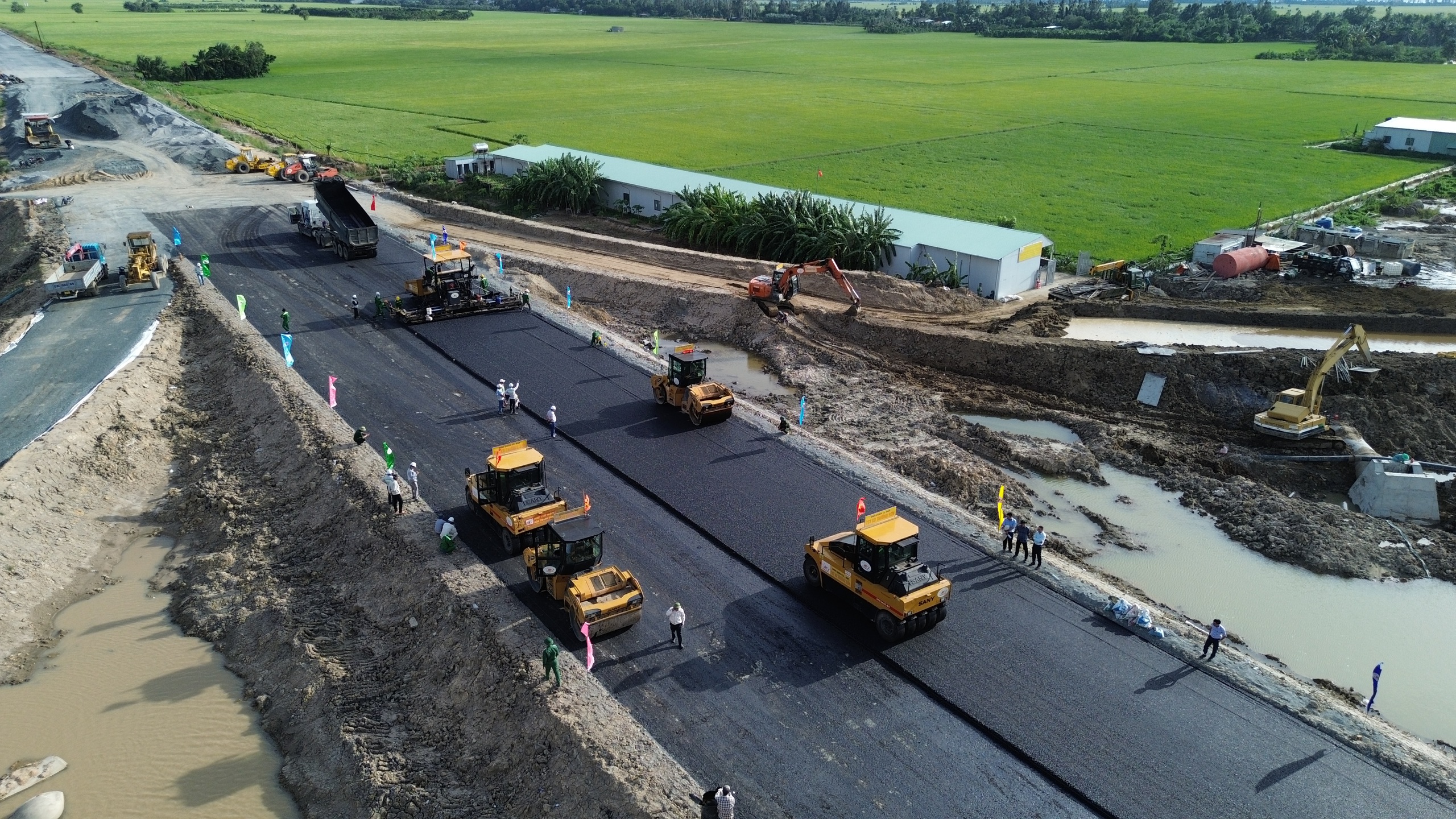 Thảm 400m nhựa đầu tiên trên cao tốc Châu Đốc - Cần Thơ - Sóc Trăng- Ảnh 1.