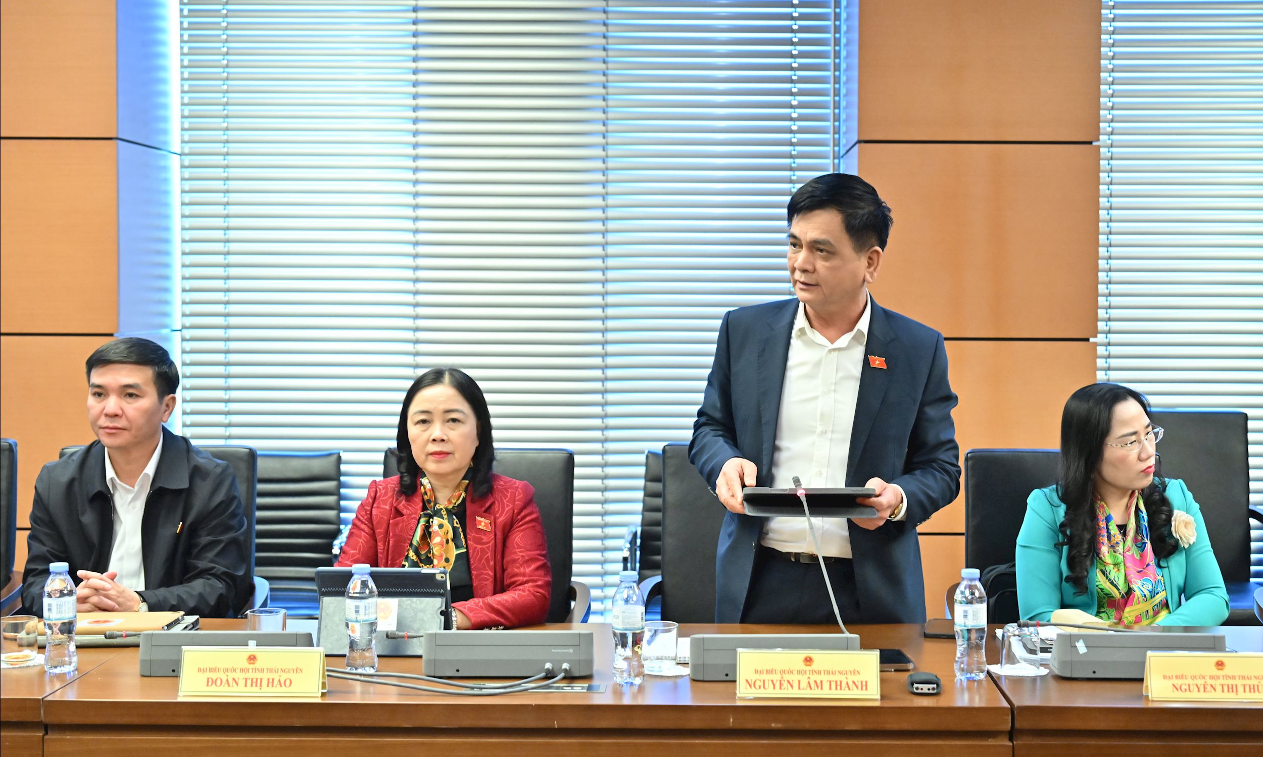 Đại biểu lo trẻ em lạm dụng AI trong học tập, đề nghị giới hạn độ tuổi sử dụng- Ảnh 2.