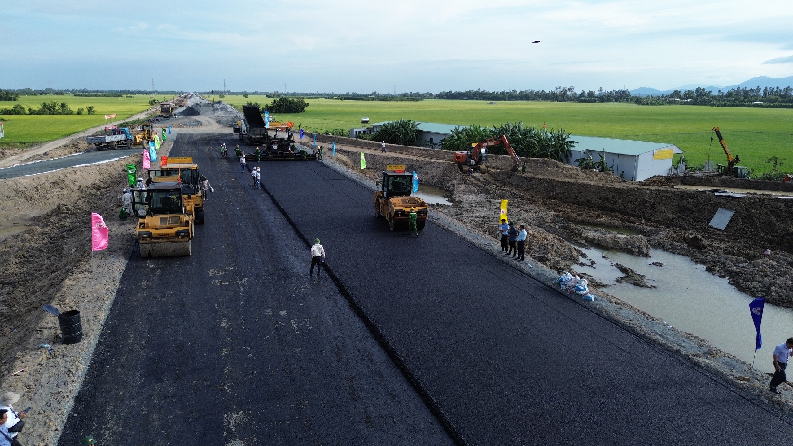 Thảm 400m nhựa đầu tiên trên cao tốc Châu Đốc - Cần Thơ - Sóc Trăng- Ảnh 7.