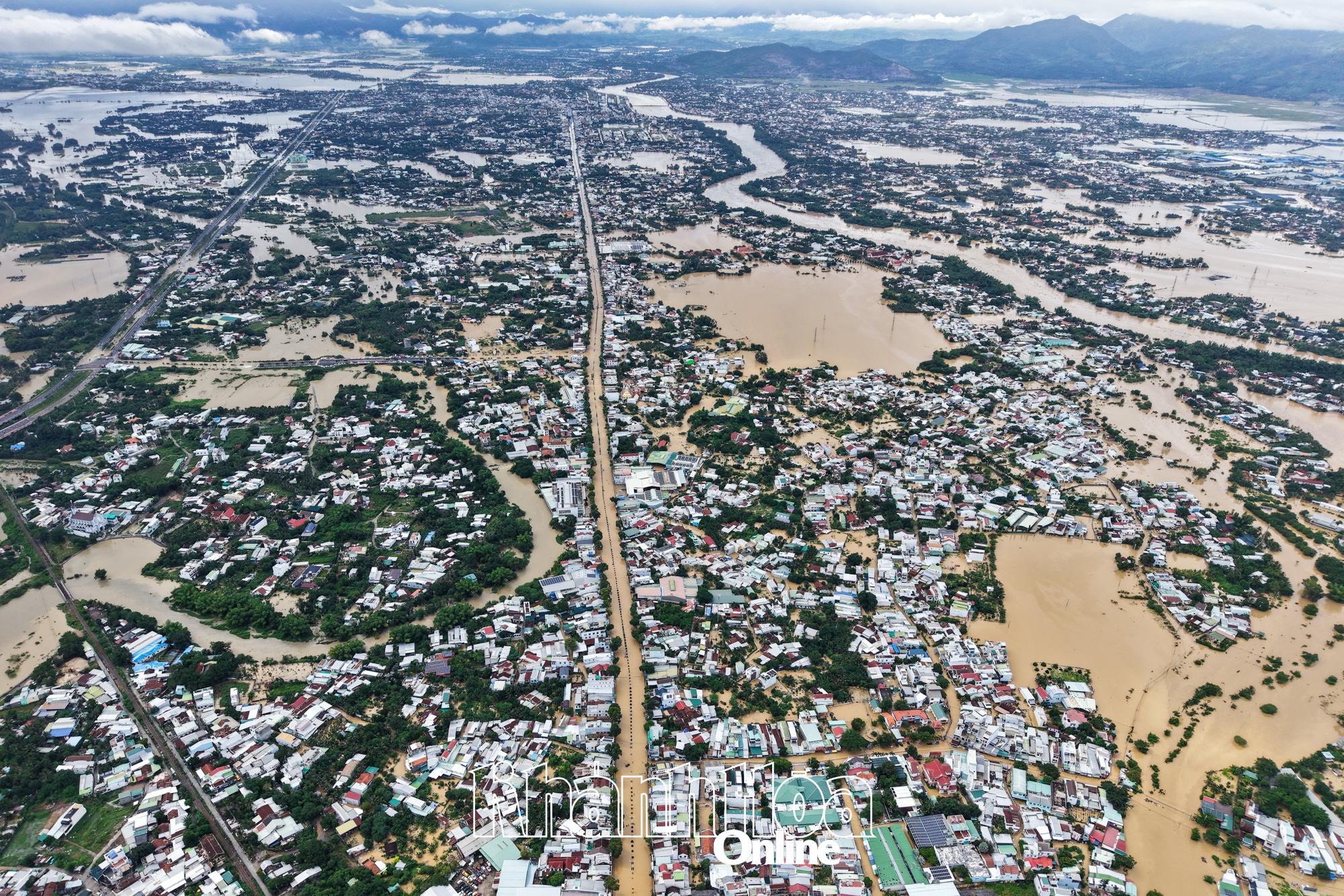 Bộ Chính trị, Ban Bí thư lập 5 đoàn công tác tiếp tục kiểm tra khắc phục hậu quả bão lũ- Ảnh 1.