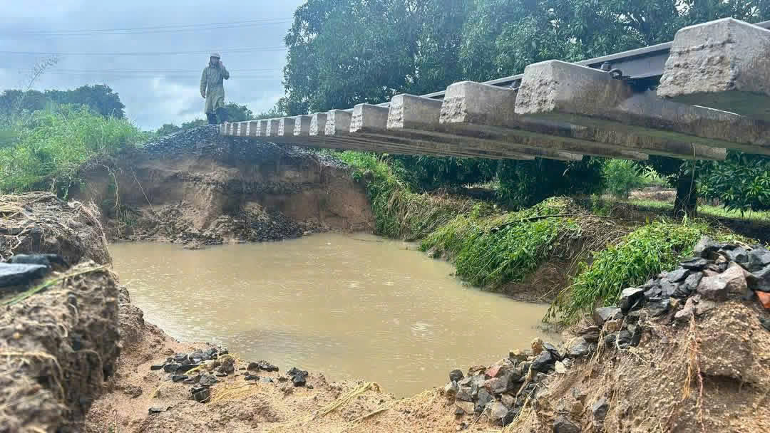 Mưa lũ tại miền Trung: Cứu hộ th&agrave;nh c&ocirc;ng hơn 40 c&ocirc;ng nh&acirc;n cao tốc bị c&ocirc; lập giữa lũ- Ảnh 4.
