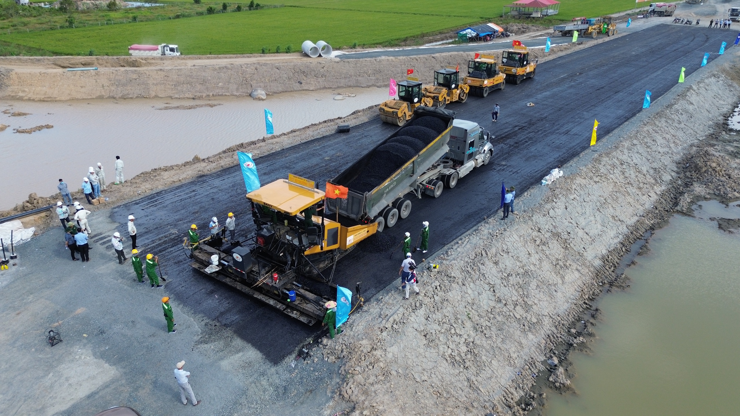 Thảm 400m nhựa đầu tiên trên cao tốc Châu Đốc - Cần Thơ - Sóc Trăng- Ảnh 4.