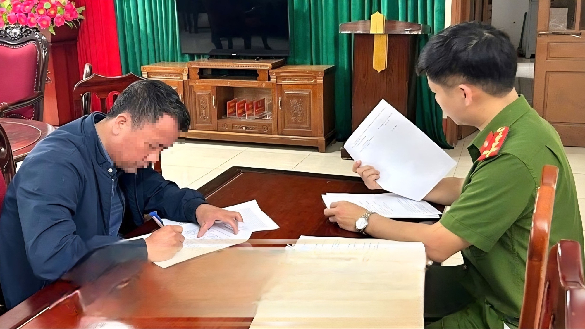 Một nguyên cán bộ địa chính xã ở Ninh Bình bị khởi tố, bắt giam- Ảnh 1.