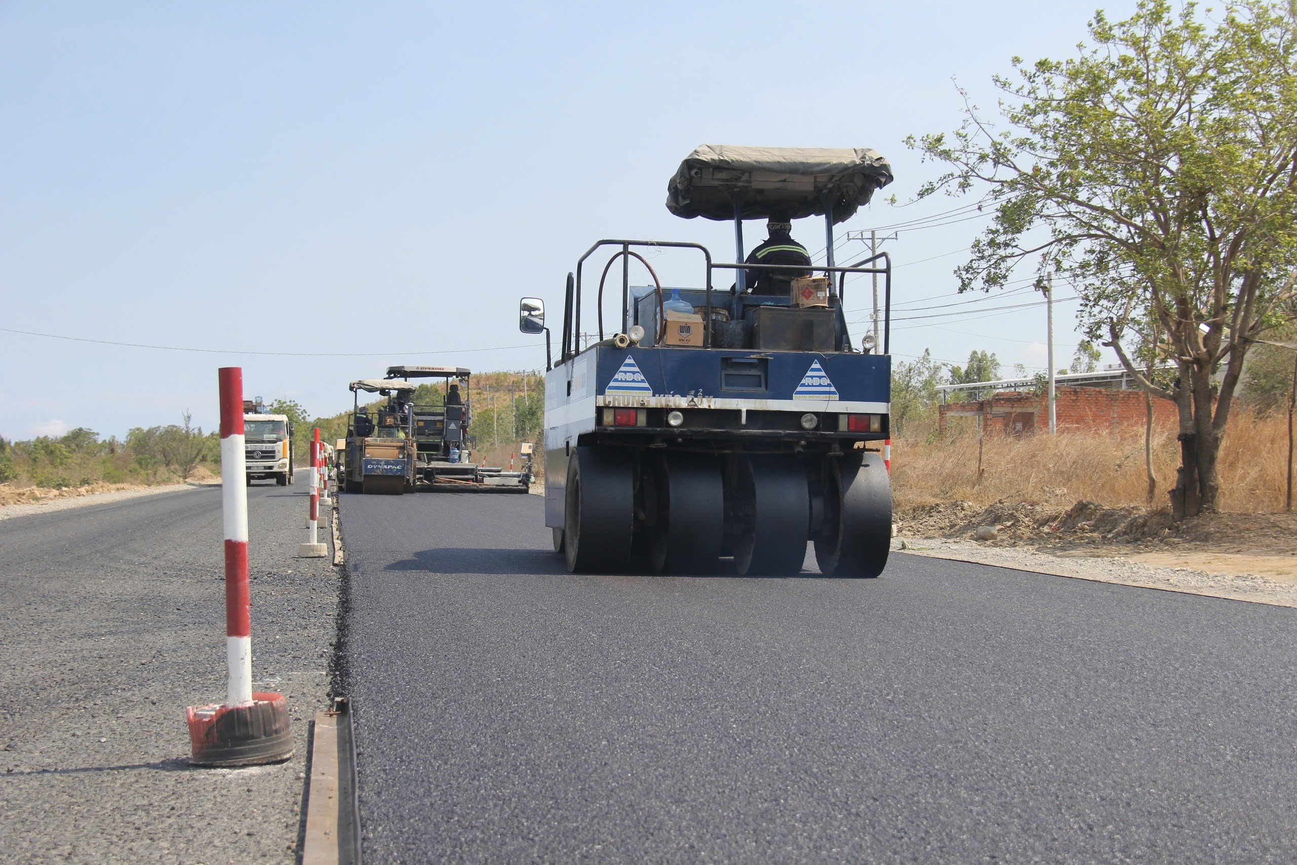 Phấn đấu năm 2025 thảm xong bê tông nhựa dự án nâng cấp QL28B qua Lâm Đồng- Ảnh 1.