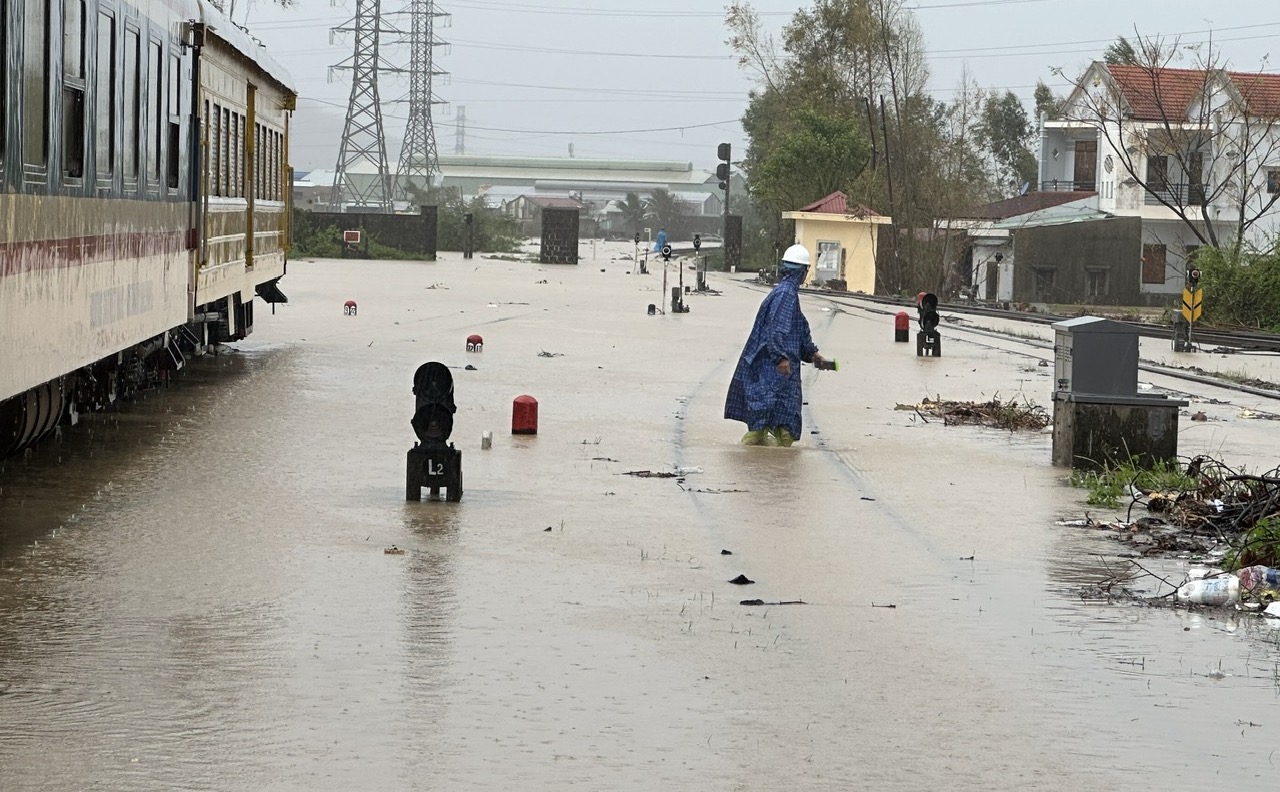 Khẩn cấp bảo vệ đường sắt Trung Bộ trước mưa lũ vượt mức lịch sử- Ảnh 1. Khẩn cấp bảo vệ đường sắt Trung Bộ trước mưa lũ vượt mức lịch sử- Ảnh 1.