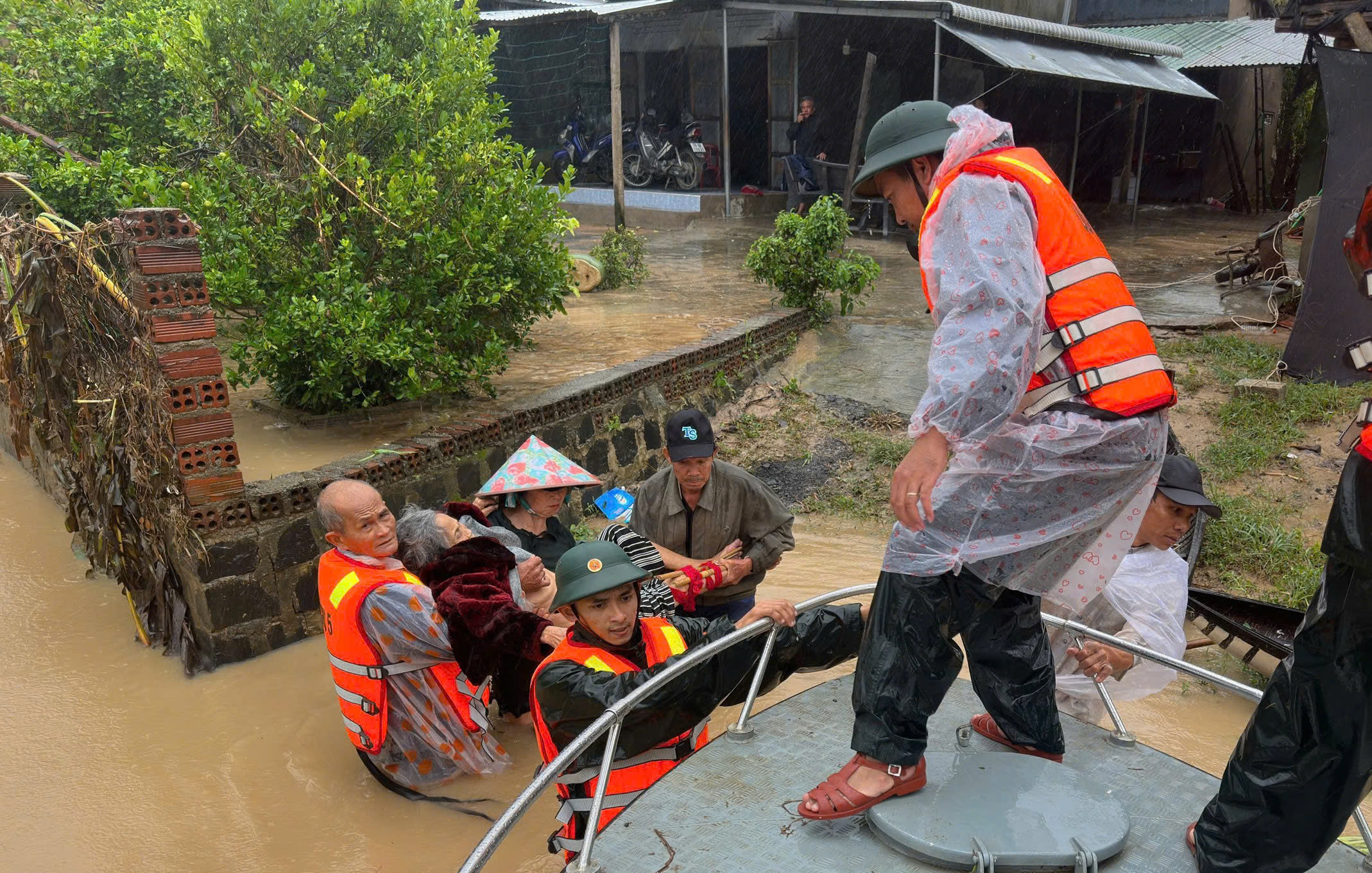 Mưa lũ tại miền Trung: 40 công nhân mắc kẹt ở công trường cao tốc Chí Thạnh - Vân Phong- Ảnh 4.