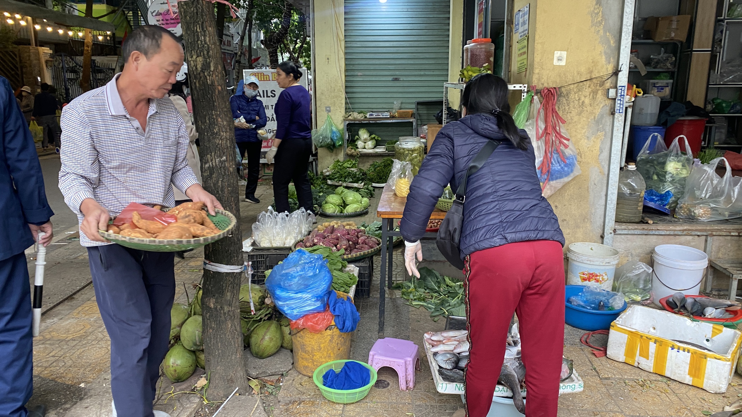 Hà Nội: Phường Vĩnh Tuy ra quân dẹp chợ tạm, chợ cóc- Ảnh 6.