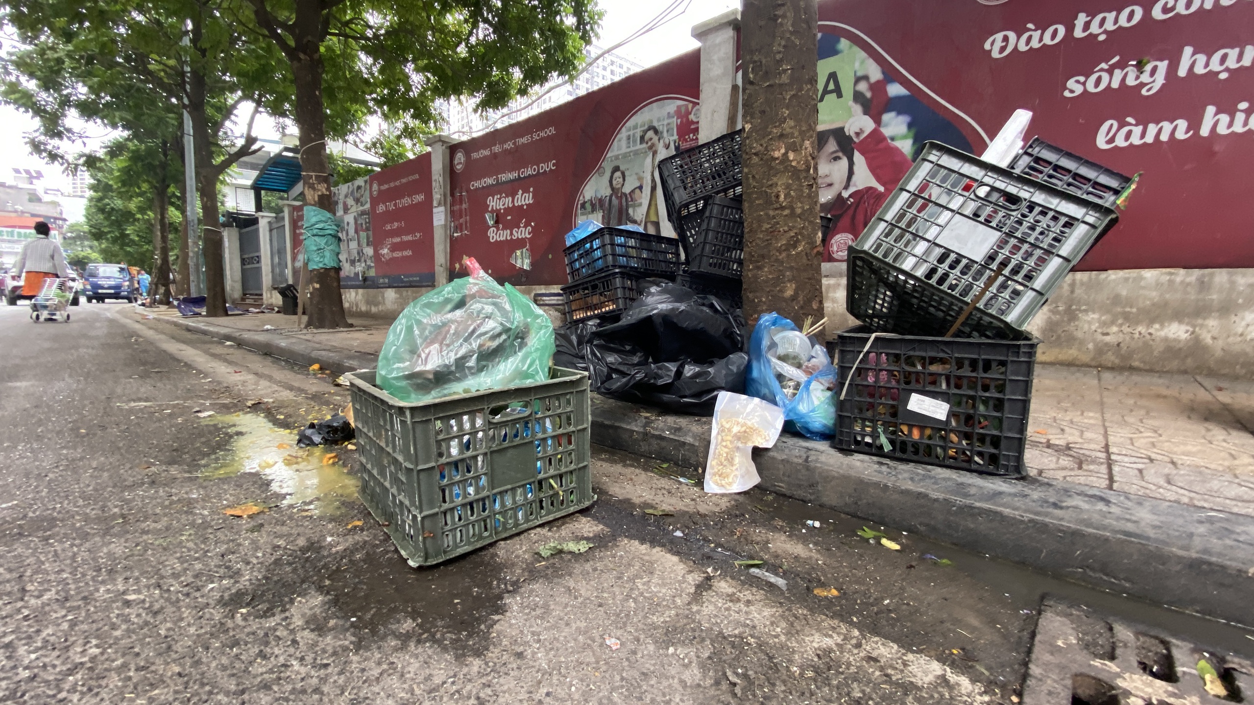 Hà Nội: Phường Vĩnh Tuy ra quân dẹp chợ tạm, chợ cóc- Ảnh 1.