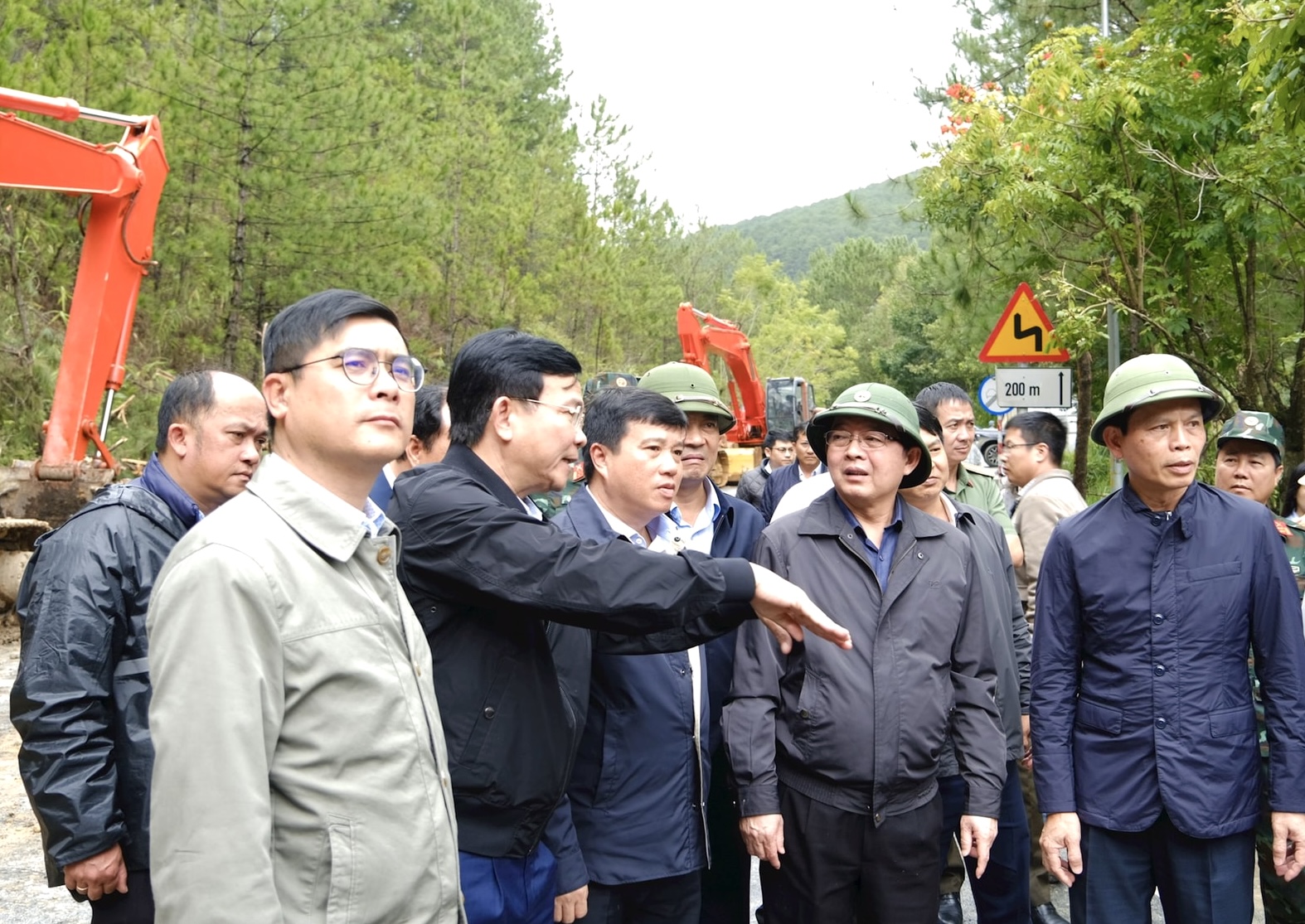 Phó Thủ tướng Hồ Quốc Dũng kiểm tra hiện trường sạt lở đèo Prenn và Mimosa- Ảnh 1.