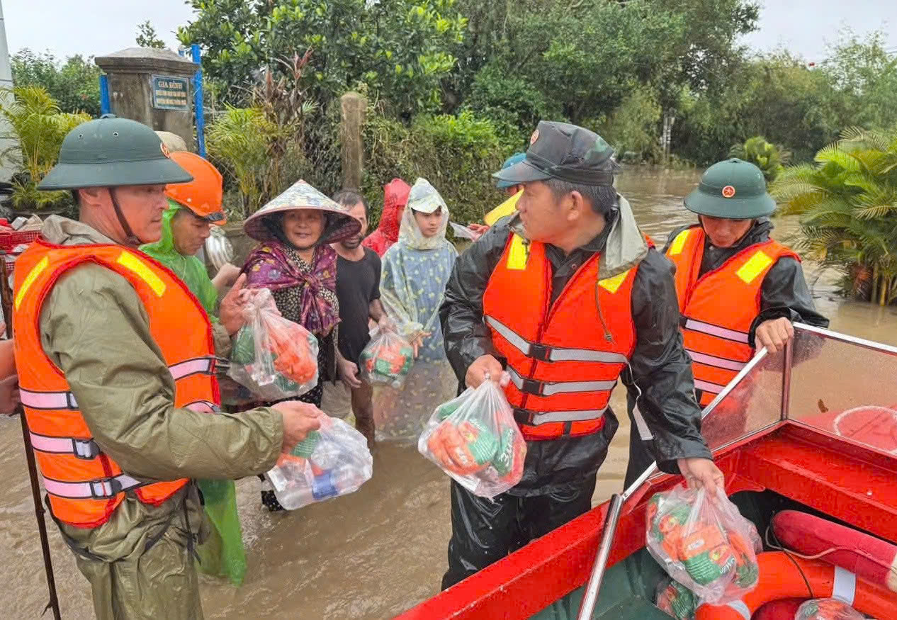 Mưa lũ tại miền Trung: Cứu hộ th&agrave;nh c&ocirc;ng hơn 40 c&ocirc;ng nh&acirc;n cao tốc bị c&ocirc; lập giữa lũ- Ảnh 5.