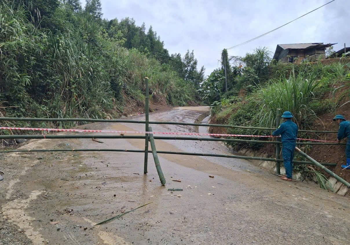 Mưa lũ tại miền Trung: 40 công nhân mắc kẹt ở công trường cao tốc Chí Thạnh - Vân Phong- Ảnh 5.
