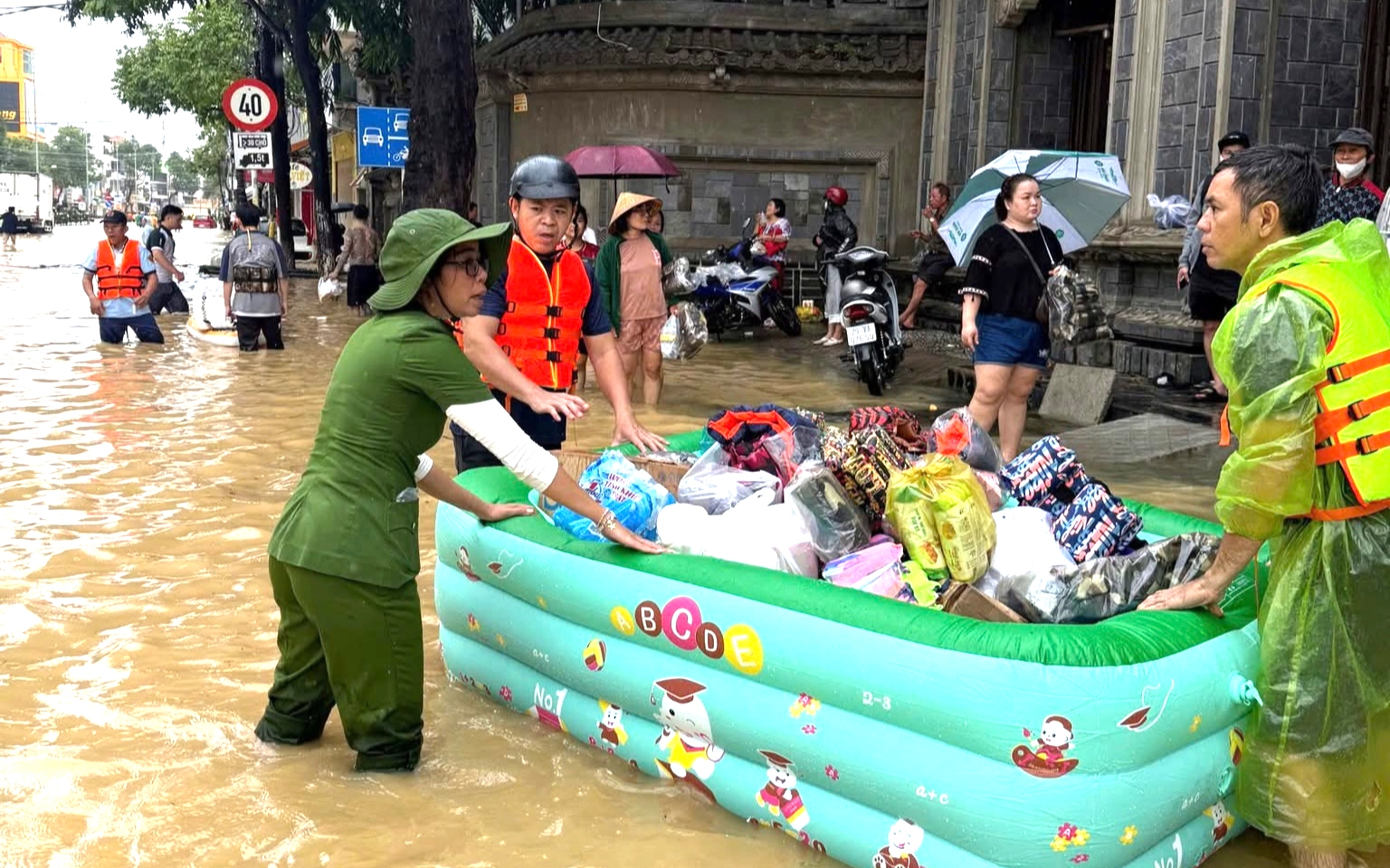 Khánh Hòa: Cảnh sát PCCC&CNCH làm nòng cốt cứu hộ, tiếp nhận nhu yếu phẩm hỗ trợ vùng lũ
