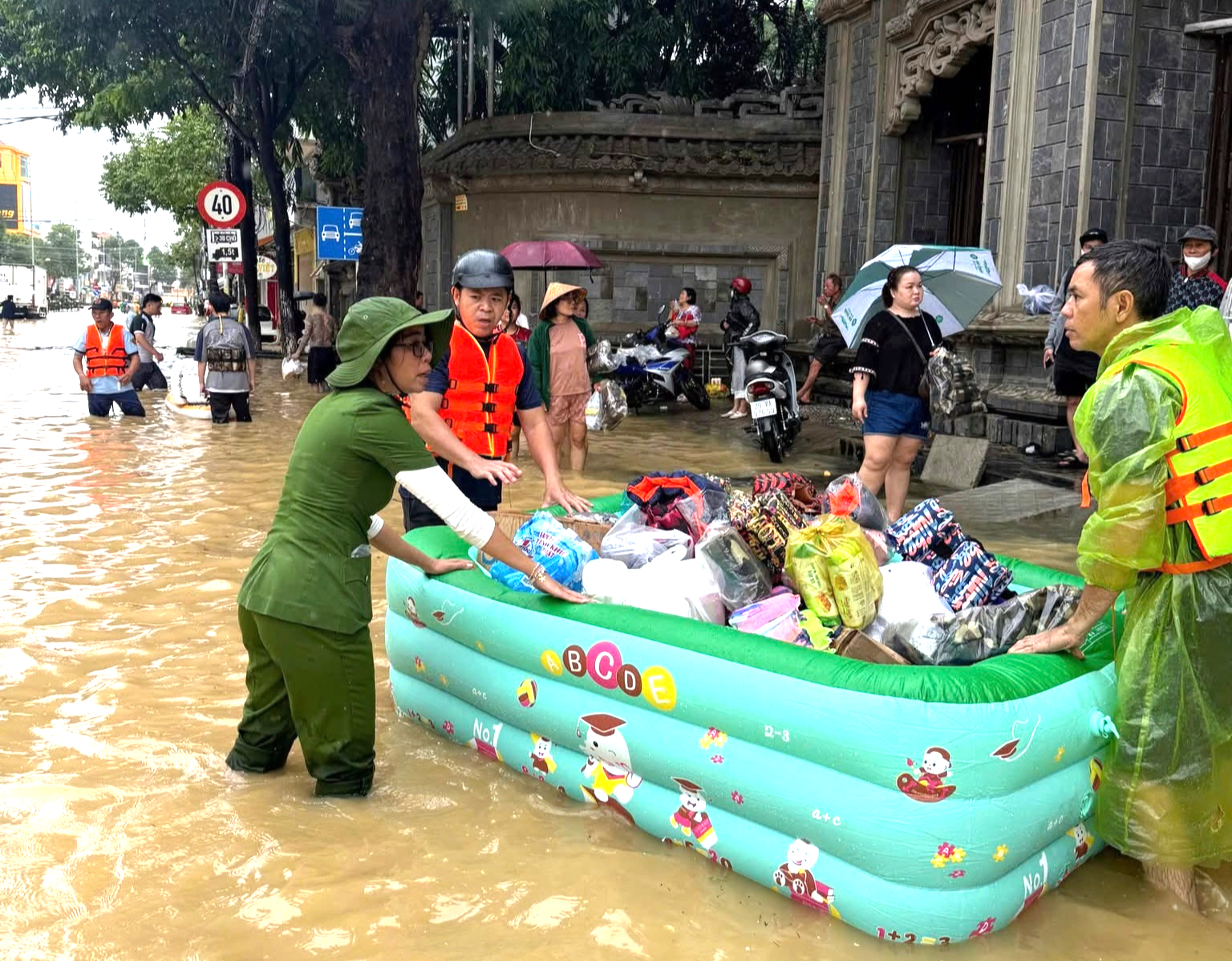 Khánh Hòa: Cảnh sát PCCC&CNCH làm nòng cốt cứu hộ, tiếp nhận nhu yếu phẩm hỗ trợ vùng lũ- Ảnh 3.