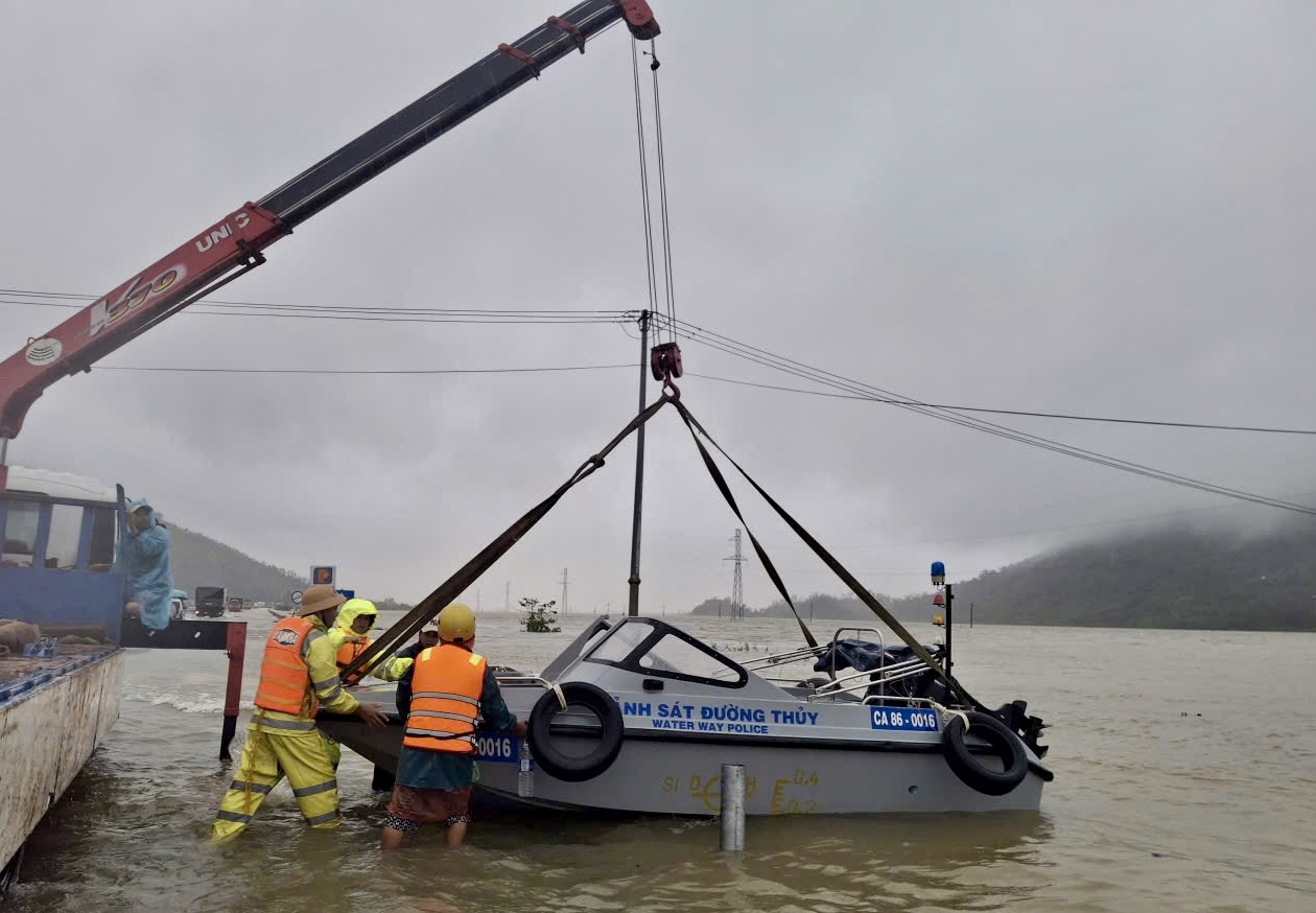 Lâm Đồng điều lực lượng, phương tiện chuyên dụng hỗ trợ Đắk Lắk cứu dân trong tâm lũ- Ảnh 1.