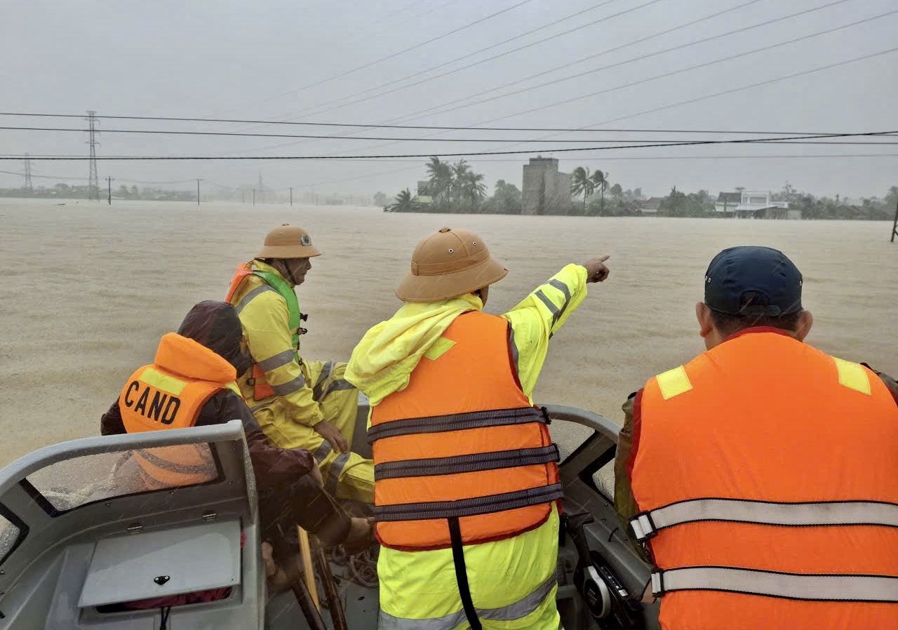 Lâm Đồng điều lực lượng, phương tiện chuyên dụng hỗ trợ Đắk Lắk cứu dân trong tâm lũ- Ảnh 2.