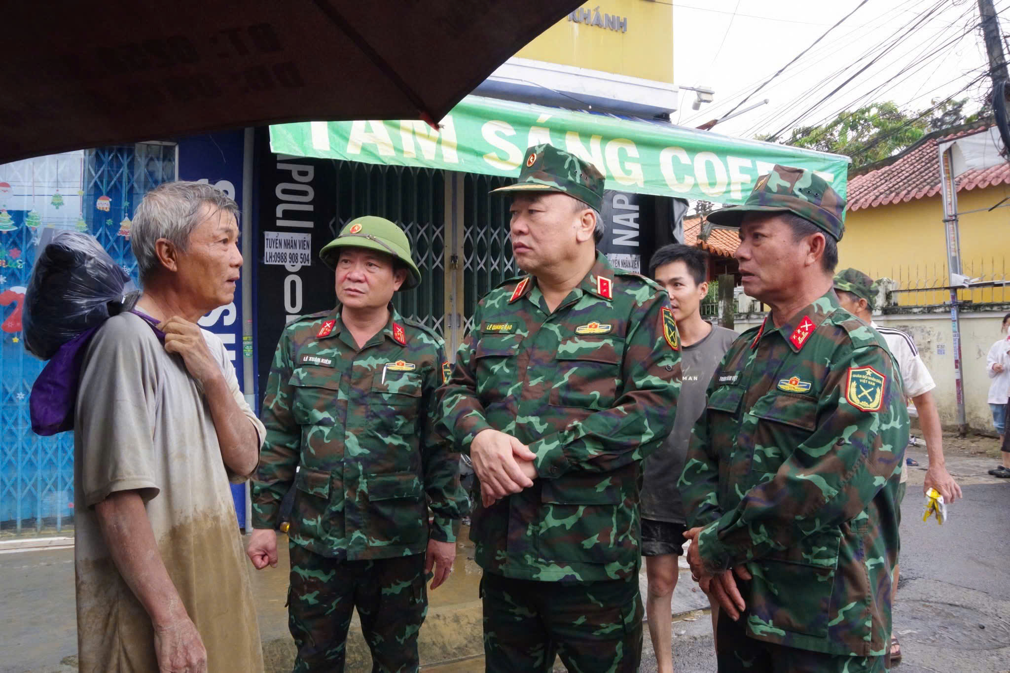 Mưa lũ tại miền Trung: Cứu hộ th&agrave;nh c&ocirc;ng hơn 40 c&ocirc;ng nh&acirc;n cao tốc bị c&ocirc; lập giữa lũ- Ảnh 2.