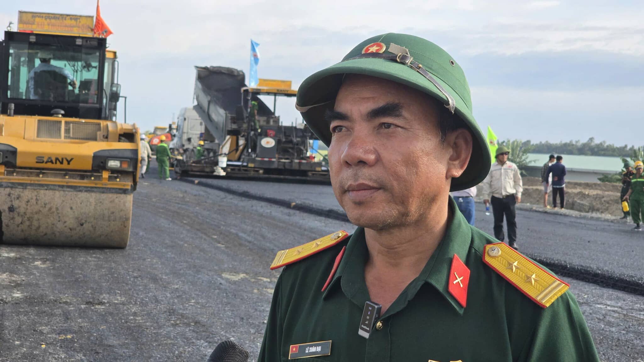 Thảm 400m nhựa đầu ti&ecirc;n tr&ecirc;n cao tốc Ch&acirc;u Đốc - Cần Thơ - S&oacute;c Trăng- Ảnh 2.