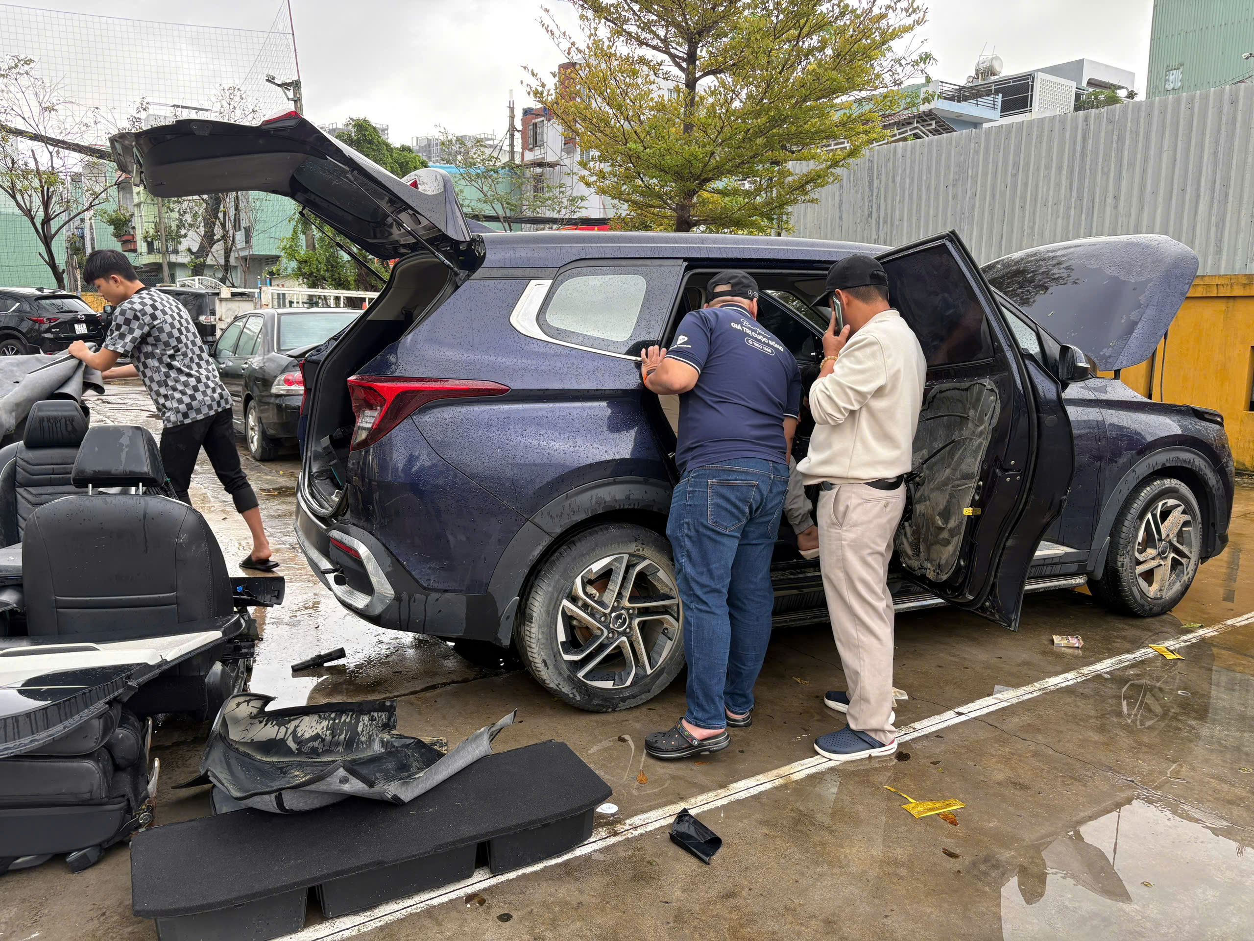 Hàng loạt ô tô ngập sâu trong nước ở Khánh Hòa- Ảnh 8.