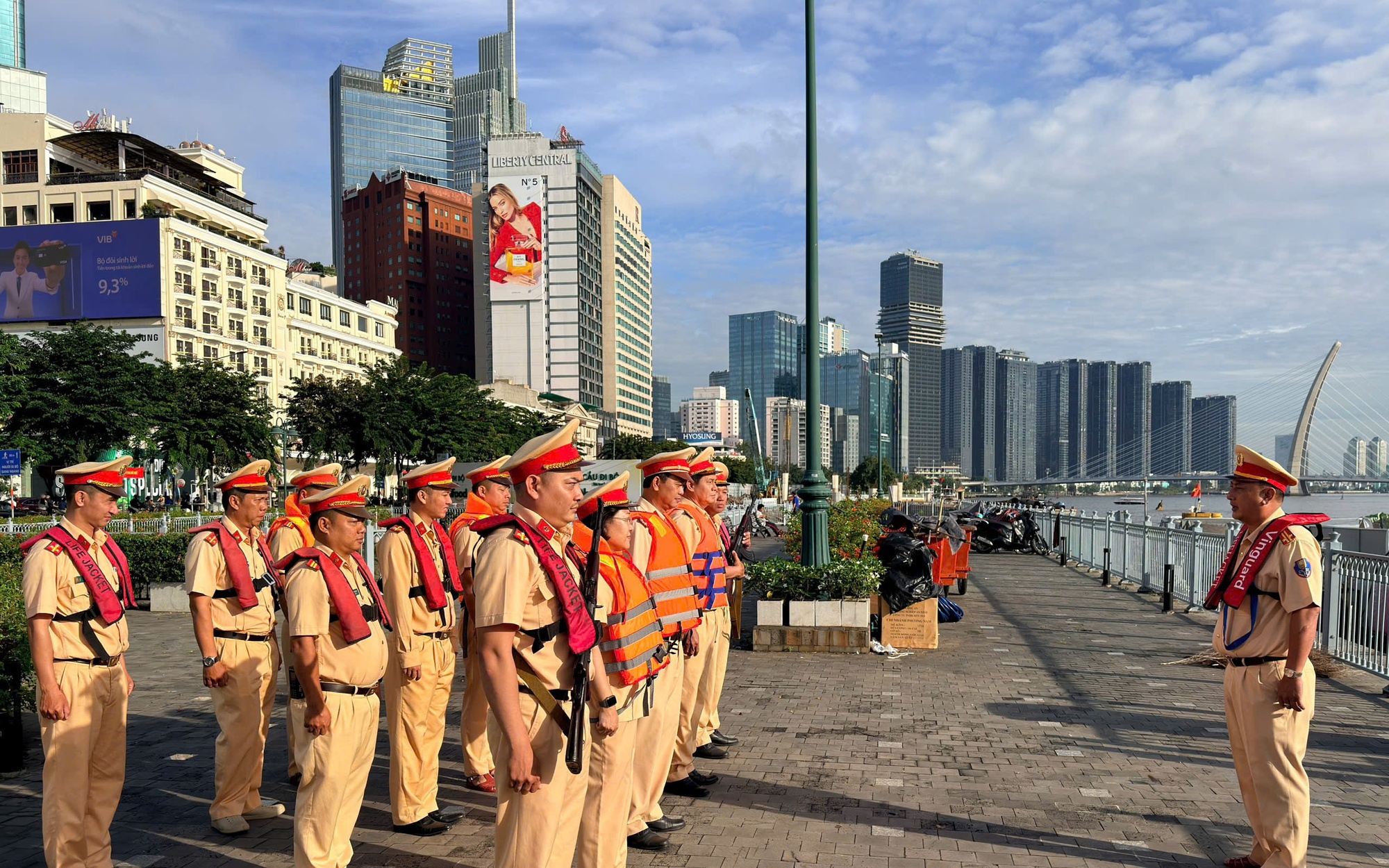 TP.HCM phát động chiến dịch "đi chậm lại", cảnh báo nguy cơ TNGT do chạy quá tốc độ- Ảnh 2. TP.HCM tưởng niệm nạn nhân TNGT: Hãy hành động vì môi trường giao thông an toàn, văn minh