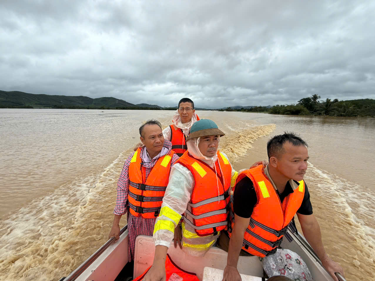 Mưa lũ tại miền Trung: 40 công nhân mắc kẹt ở công trường cao tốc Chí Thạnh - Vân Phong- Ảnh 8.