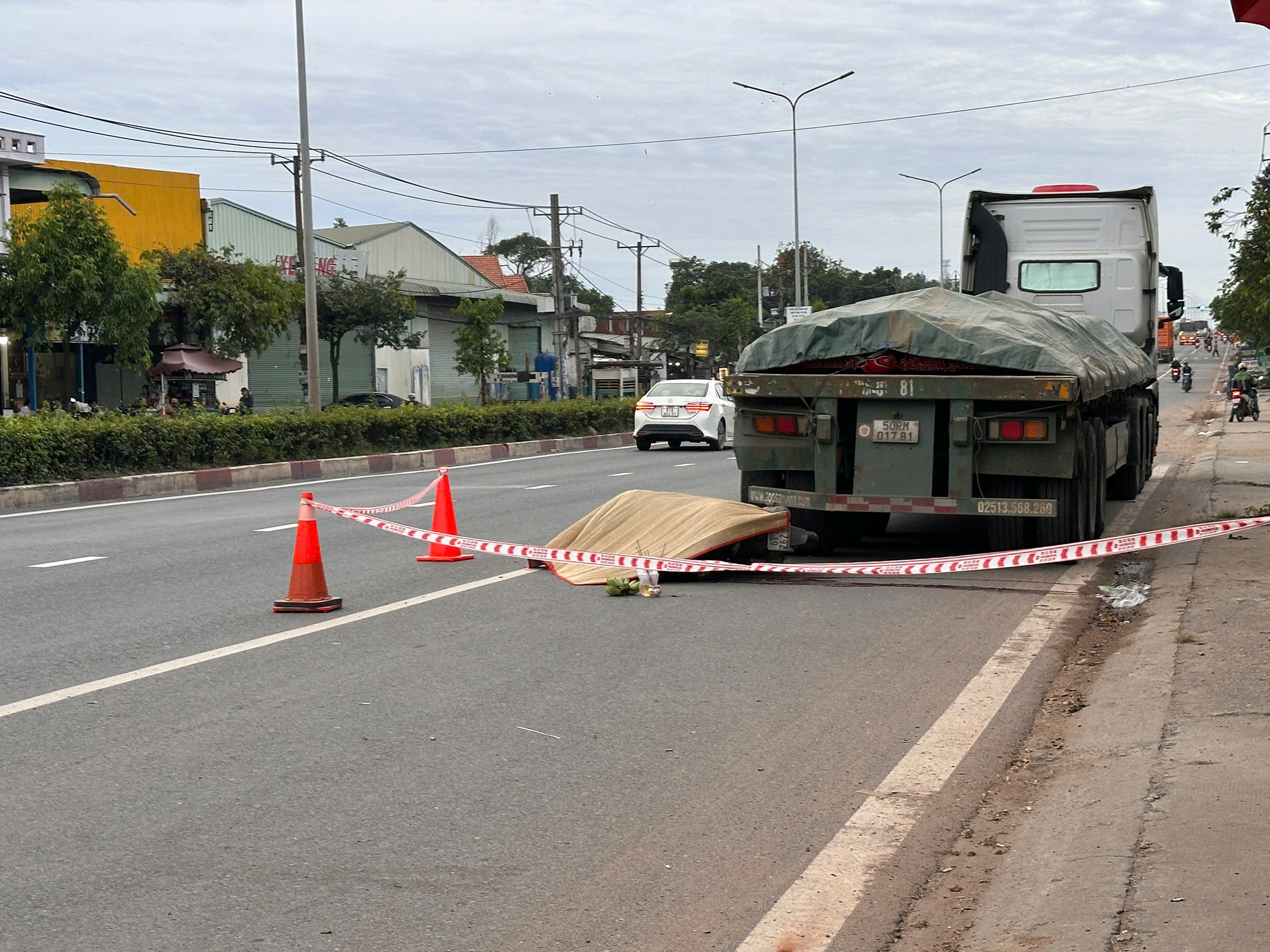 Xe máy tông đuôi xe đầu kéo, một người tử vong- Ảnh 1. Xe máy tông đuôi xe đầu kéo, một người tử vong- Ảnh 1.